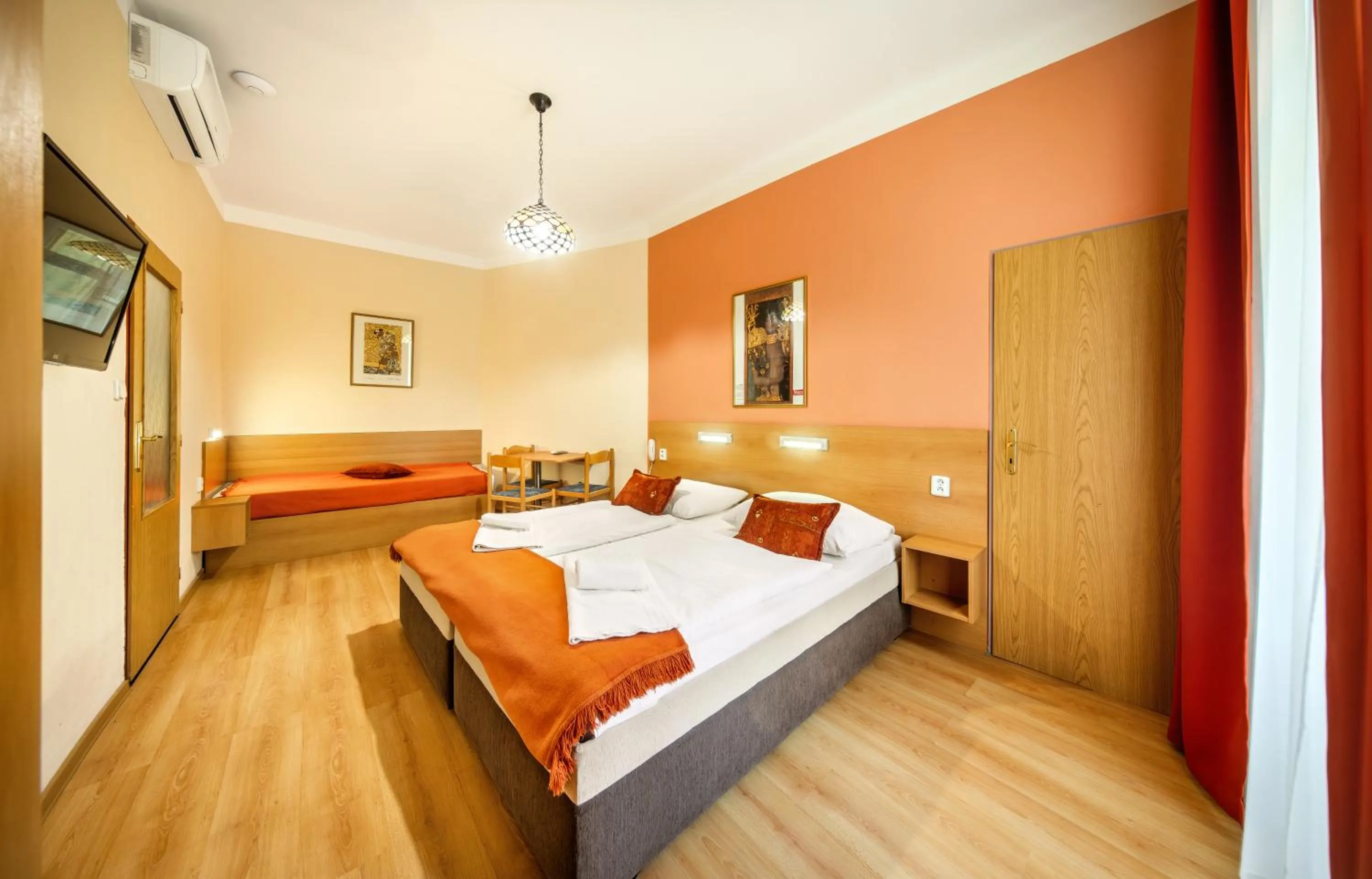 Bedroom, Bed in Hotel Golden City Garni