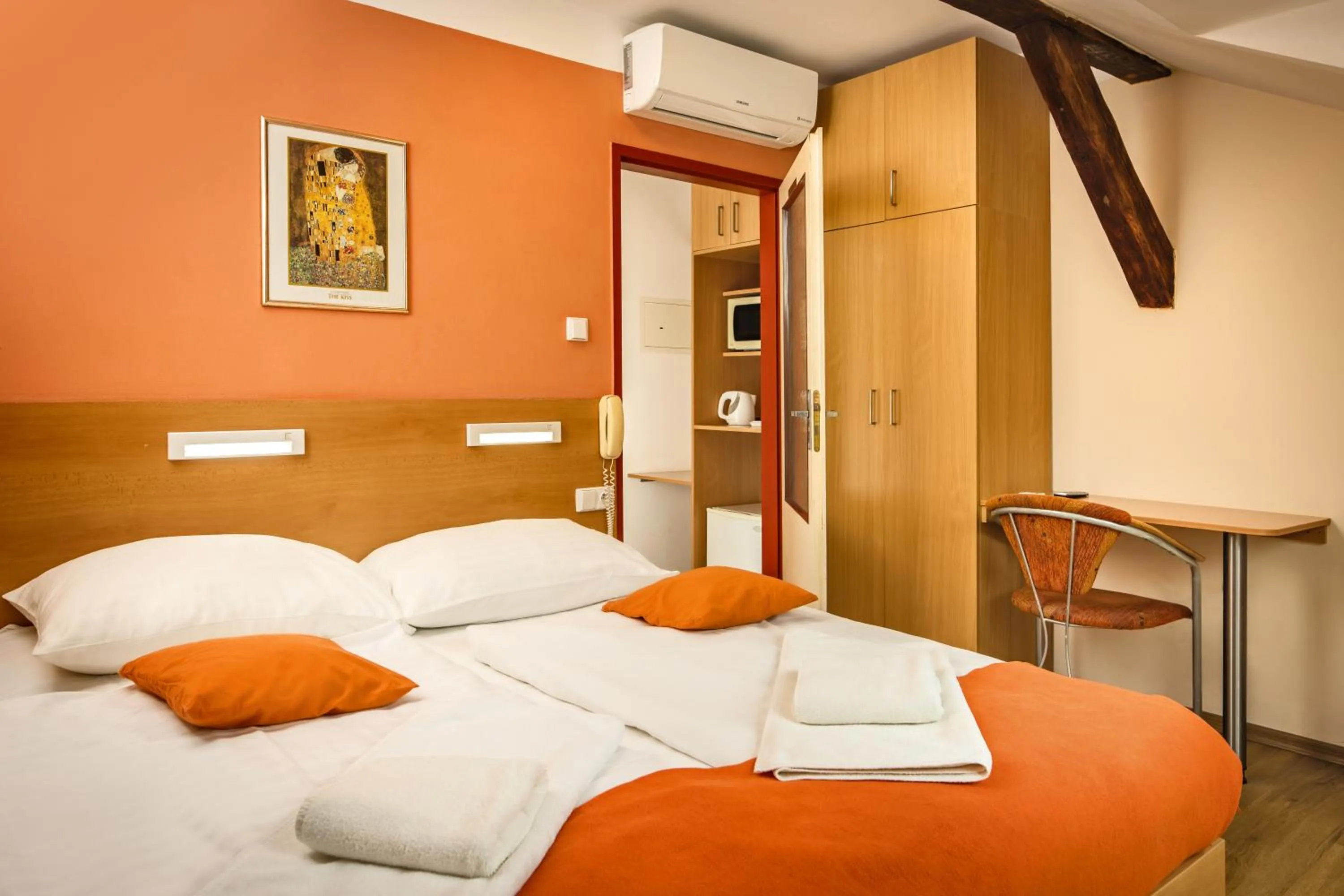 Bedroom, Bed in Hotel Golden City Garni