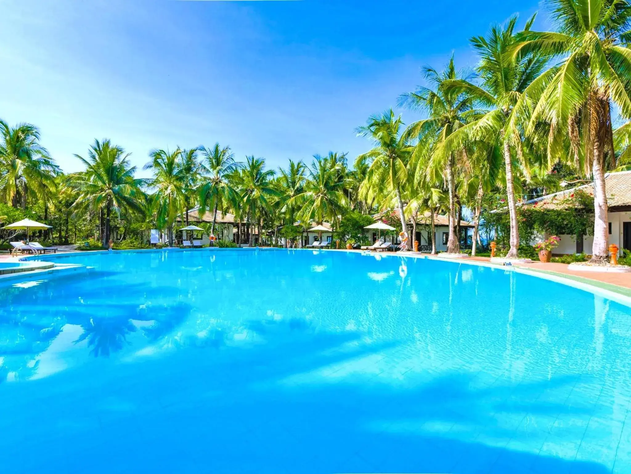 Swimming pool in Lang Co Beach Resort Swimming pool in Lang Co Beach Resort