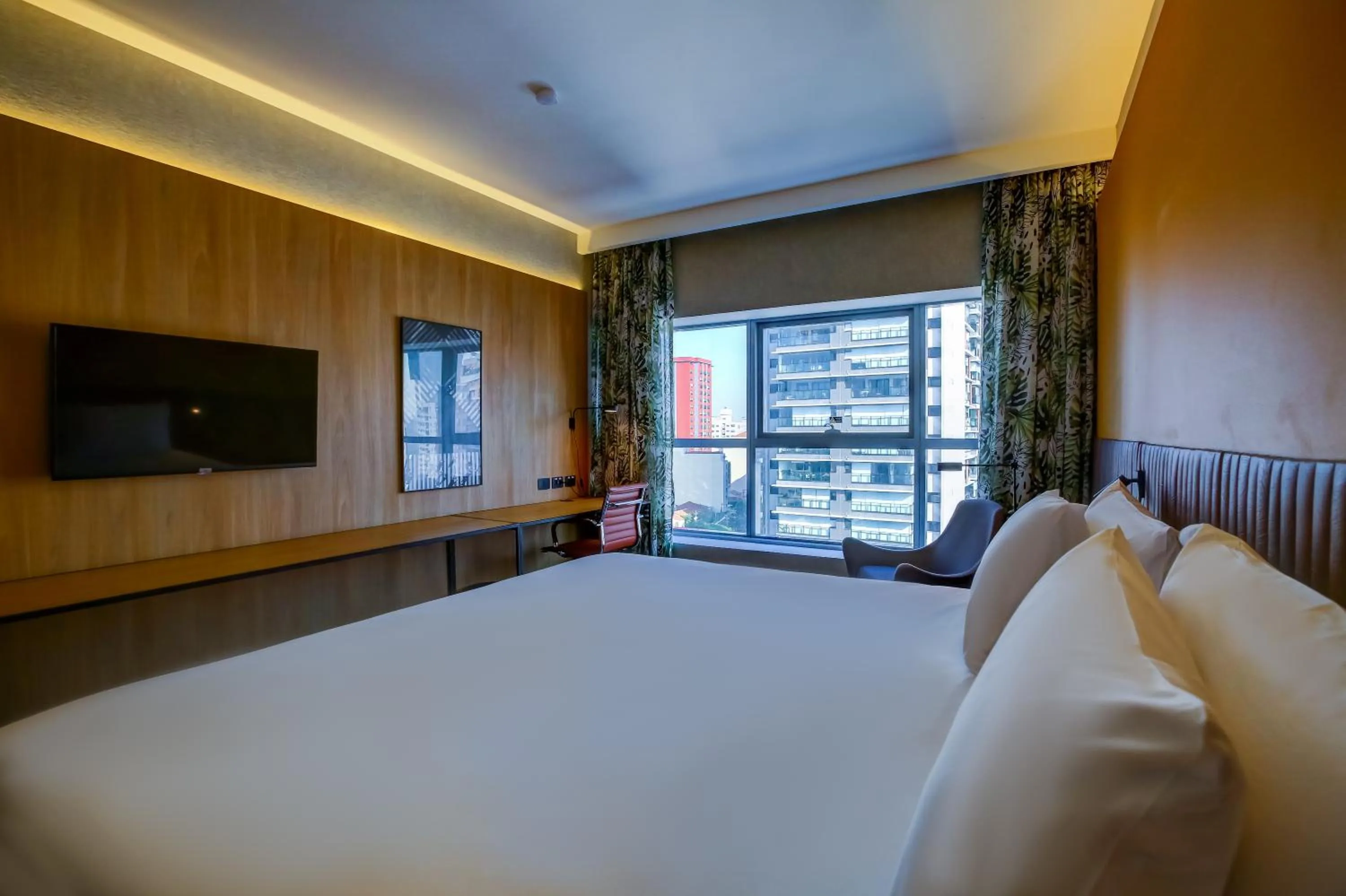 Bedroom, Bed in Hilton Garden Inn Rebouças