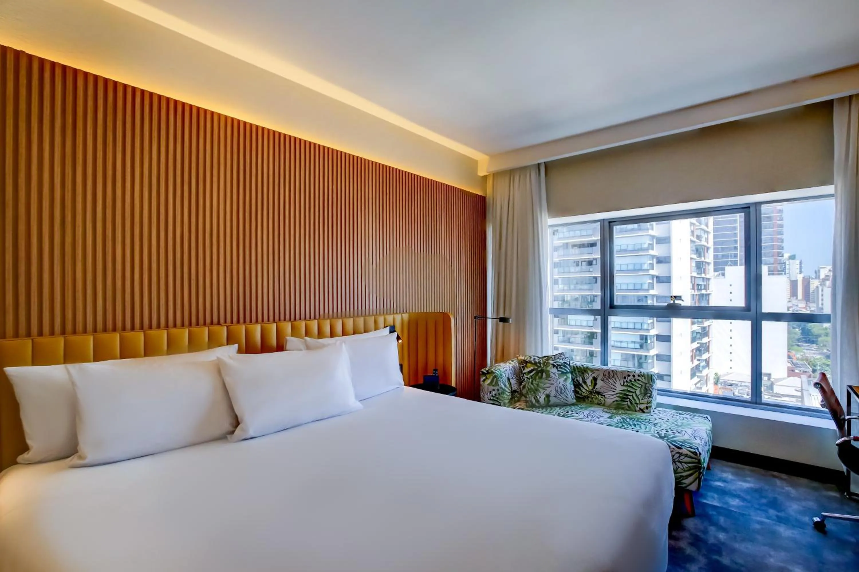 Bedroom, Bed in Hilton Garden Inn Rebouças