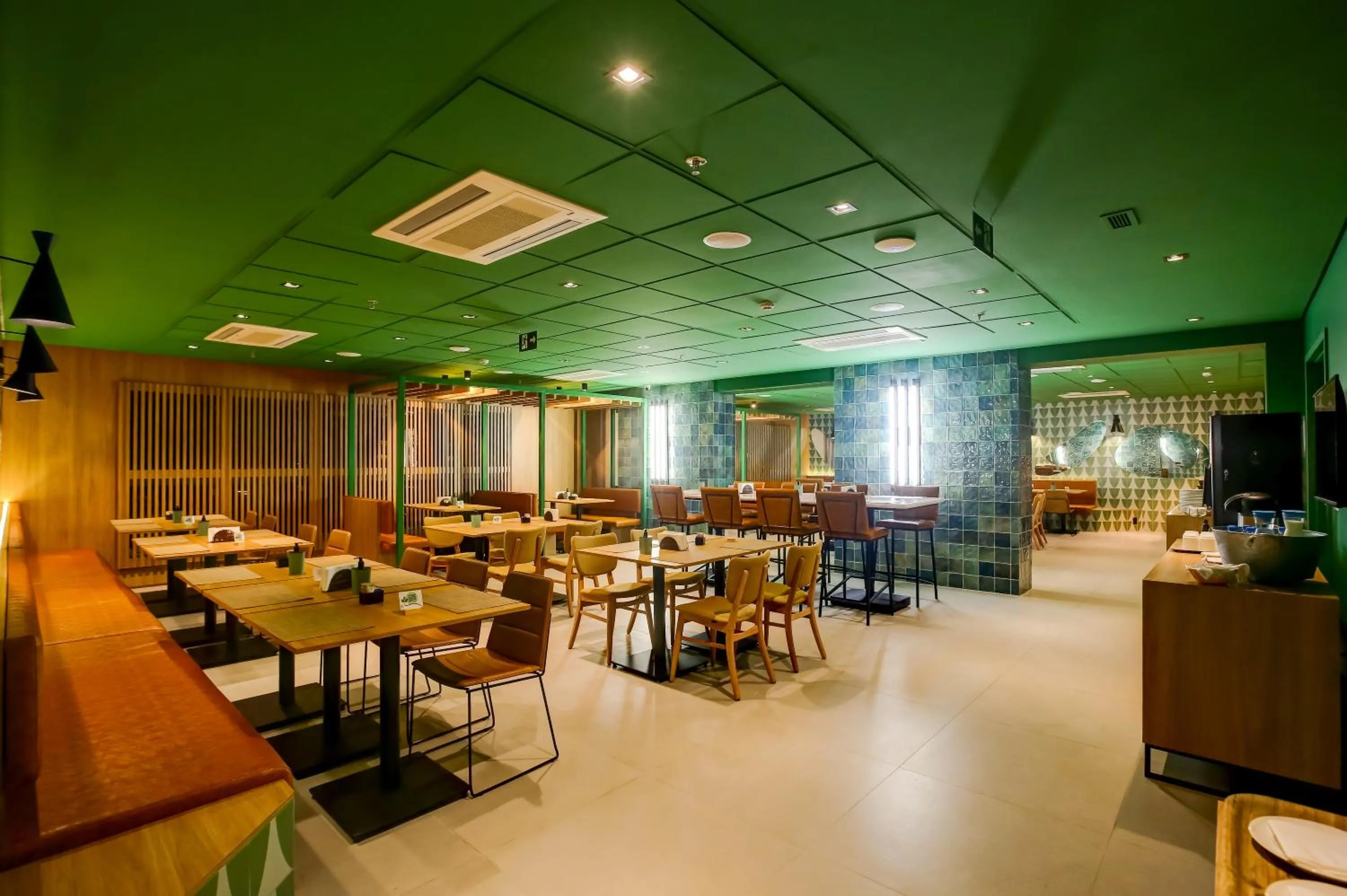 Restaurant/places to eat in Hilton Garden Inn Rebouças