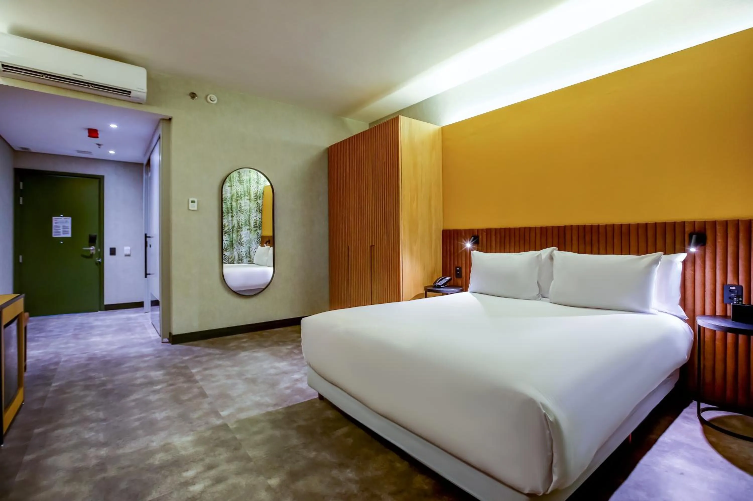 Bedroom, Bed in Hilton Garden Inn Rebouças