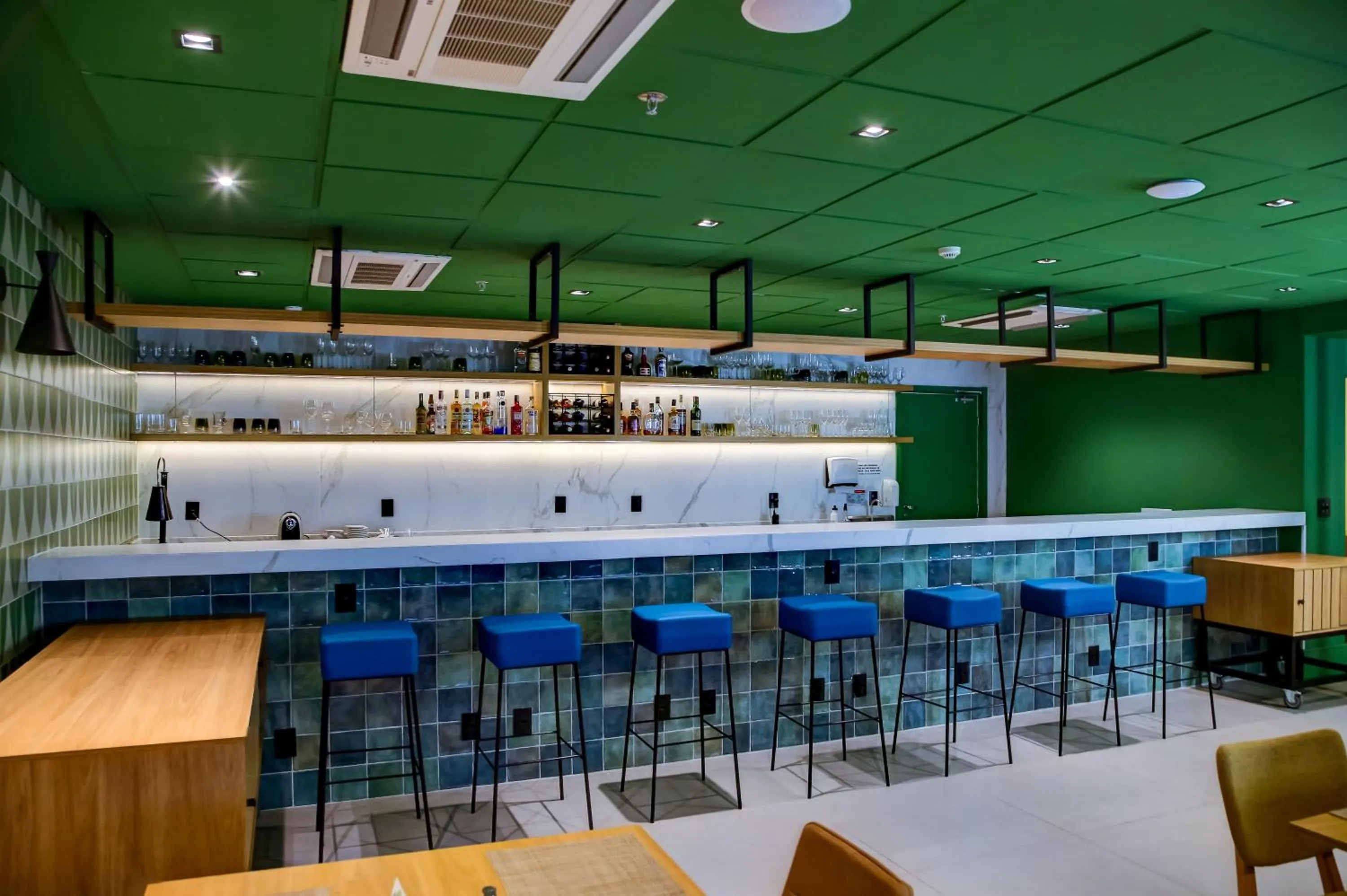 Restaurant/places to eat in Hilton Garden Inn Rebouças