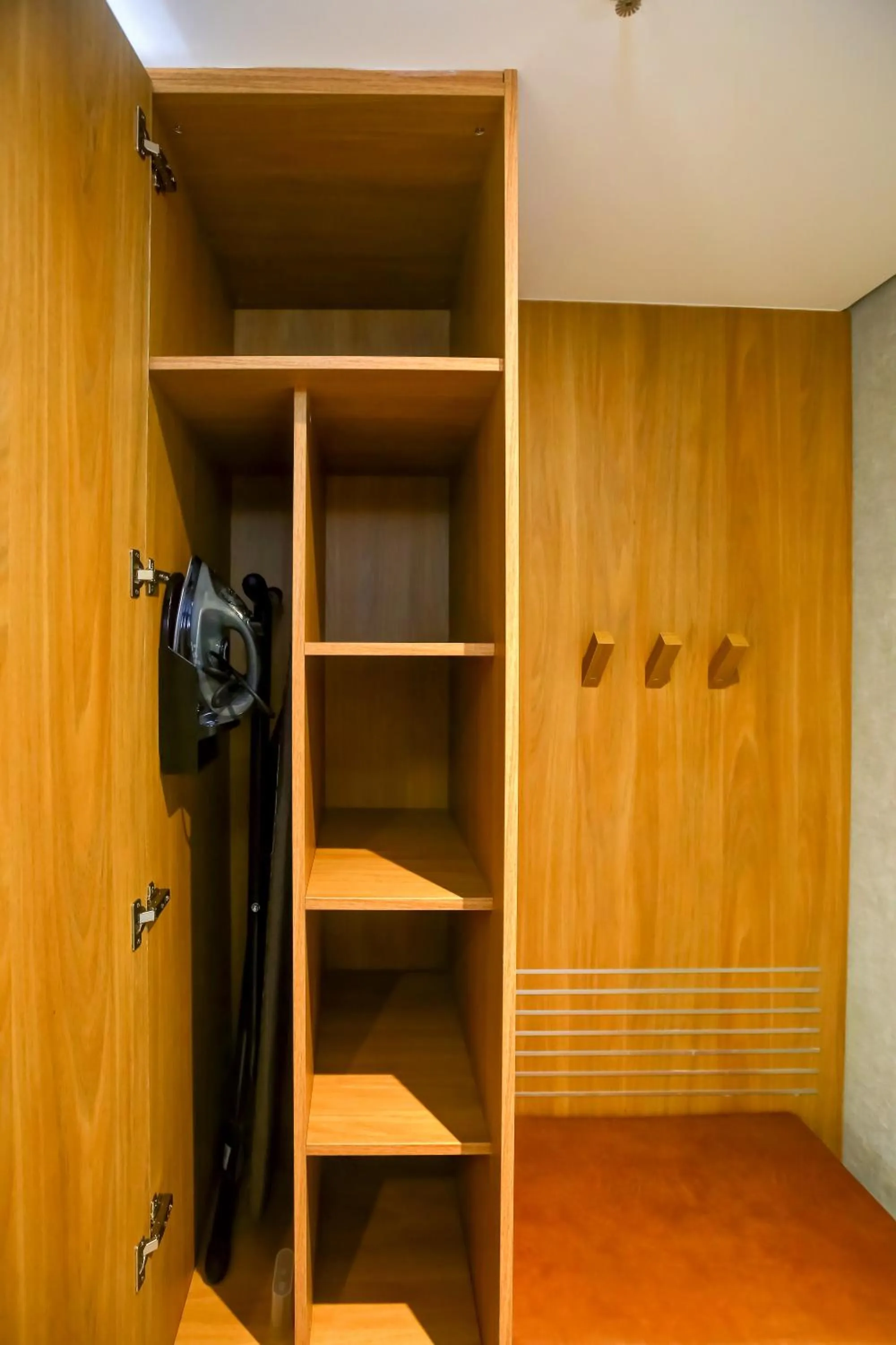 wardrobe in Hilton Garden Inn Rebouças