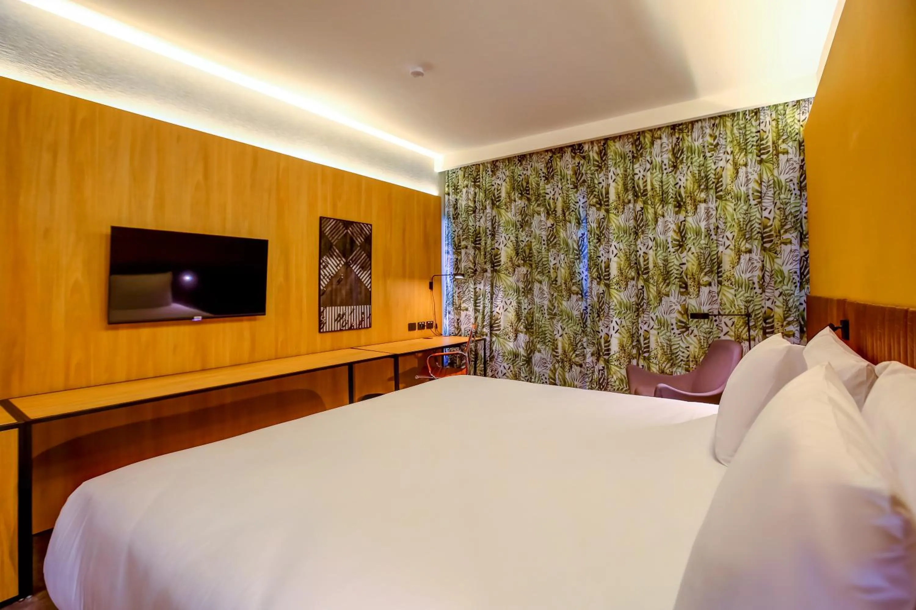 Bedroom, Bed in Hilton Garden Inn Rebouças