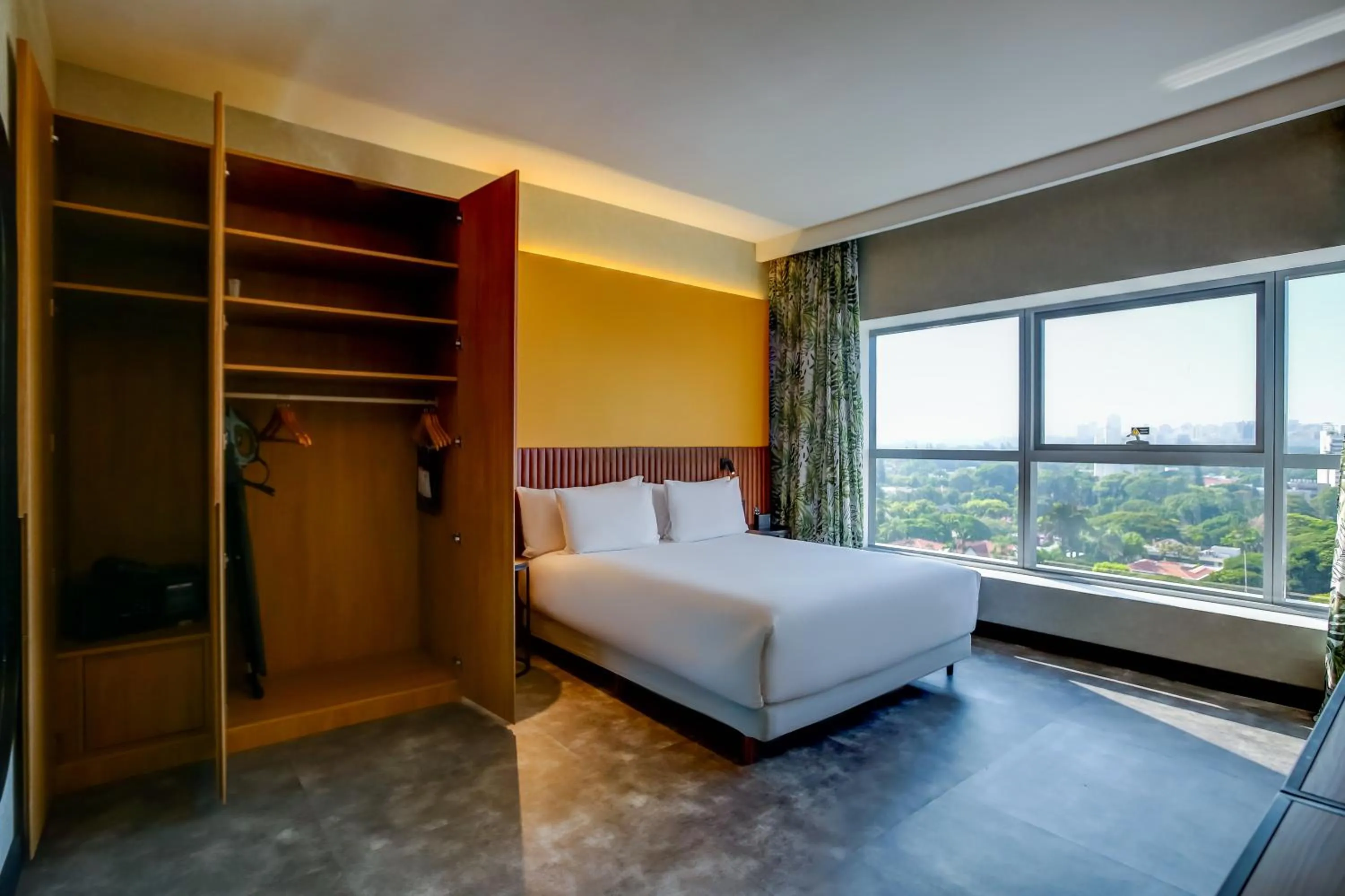 View (from property/room), Bed in Hilton Garden Inn Rebouças