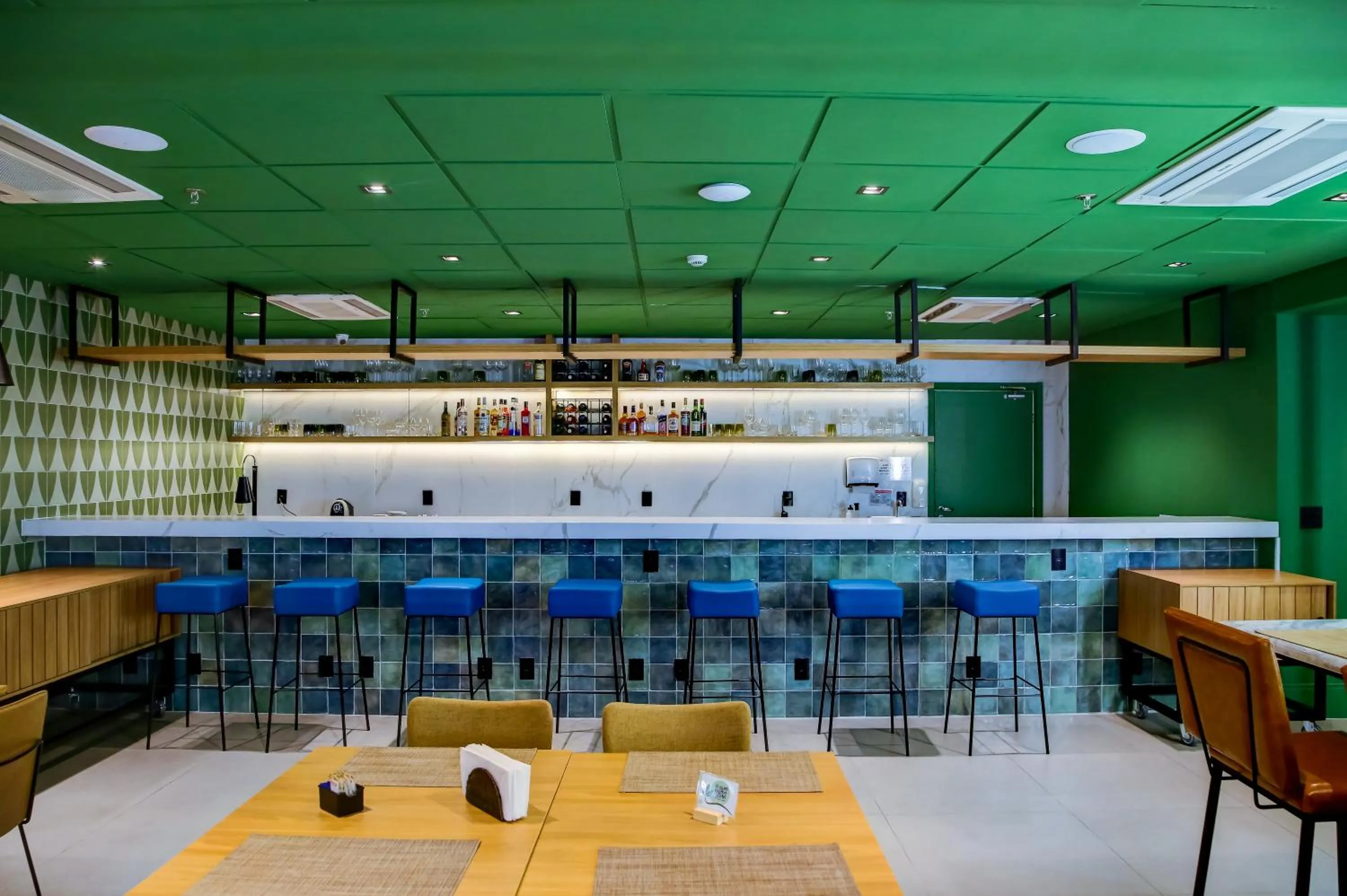 Restaurant/places to eat in Hilton Garden Inn Rebouças