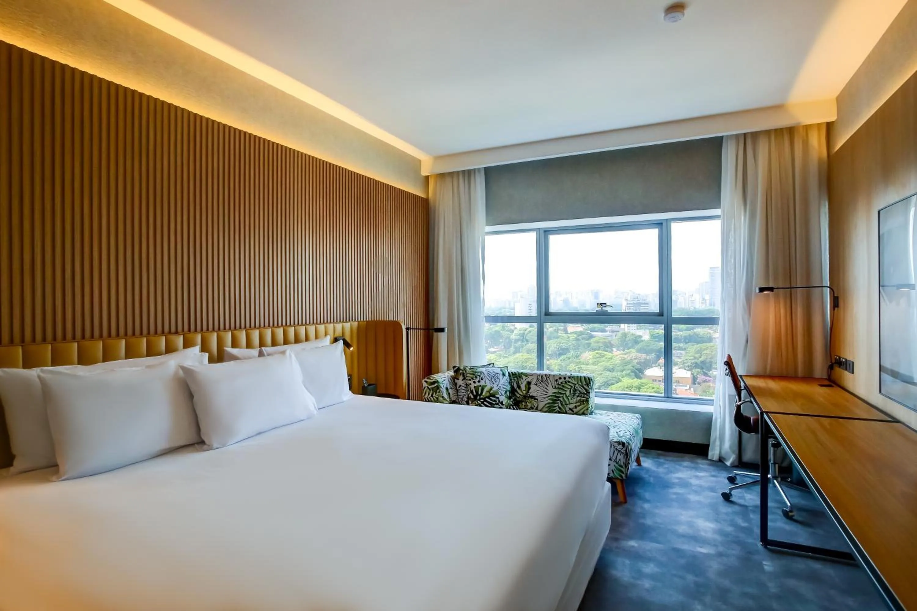 View (from property/room), Bed in Hilton Garden Inn Rebouças