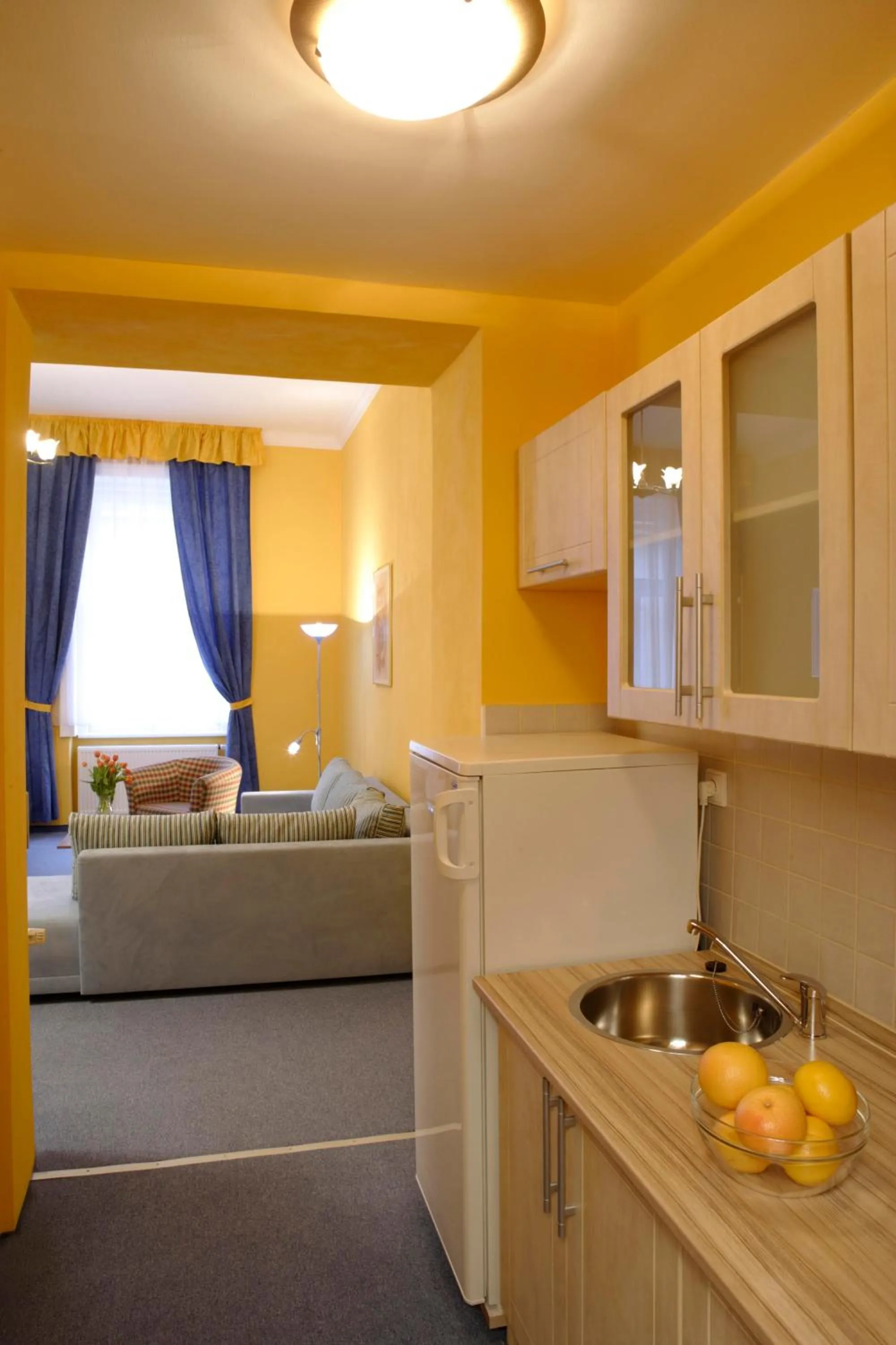 Kitchen or kitchenette, Bed in Hotel Boston