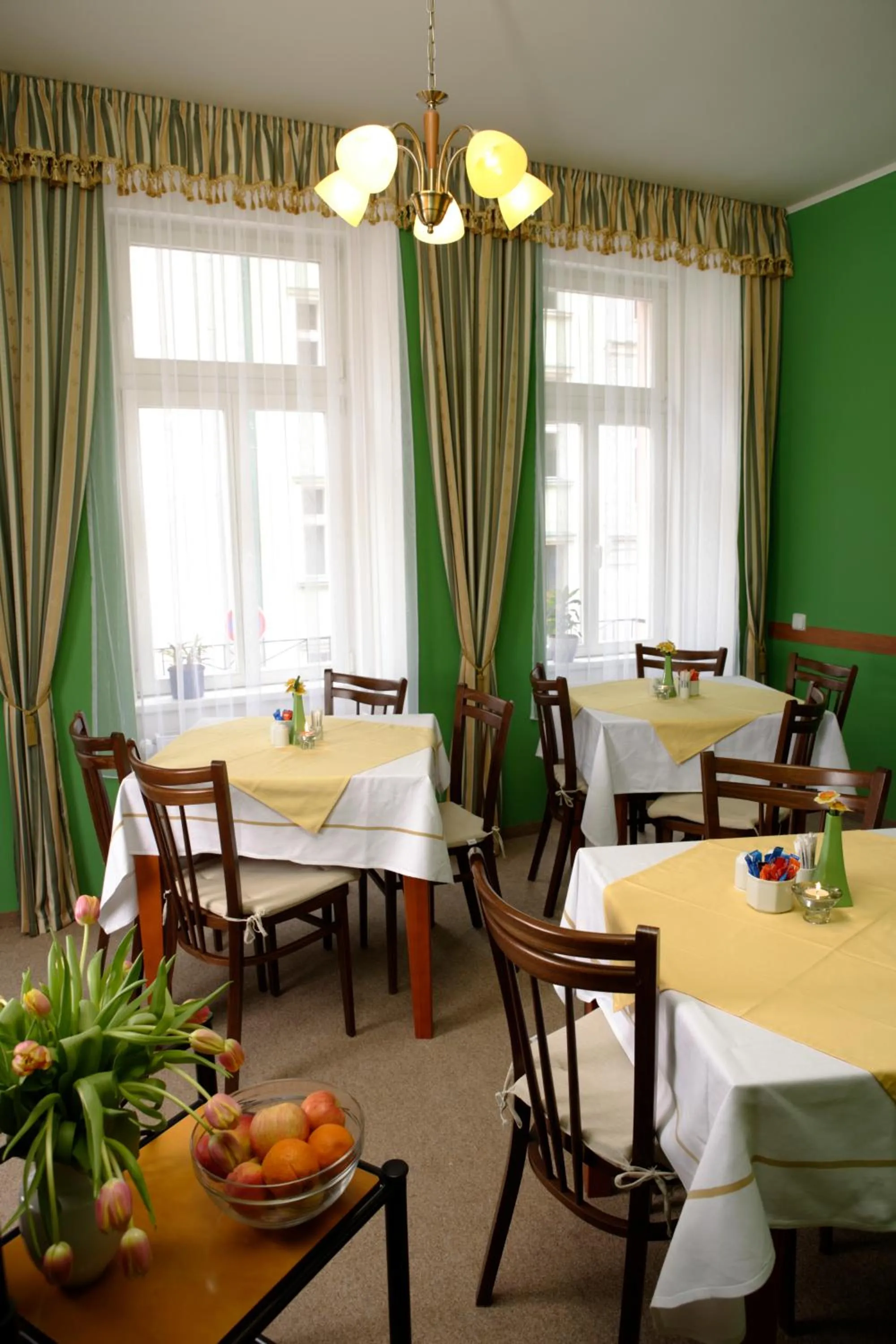 Restaurant/places to eat in Hotel Boston