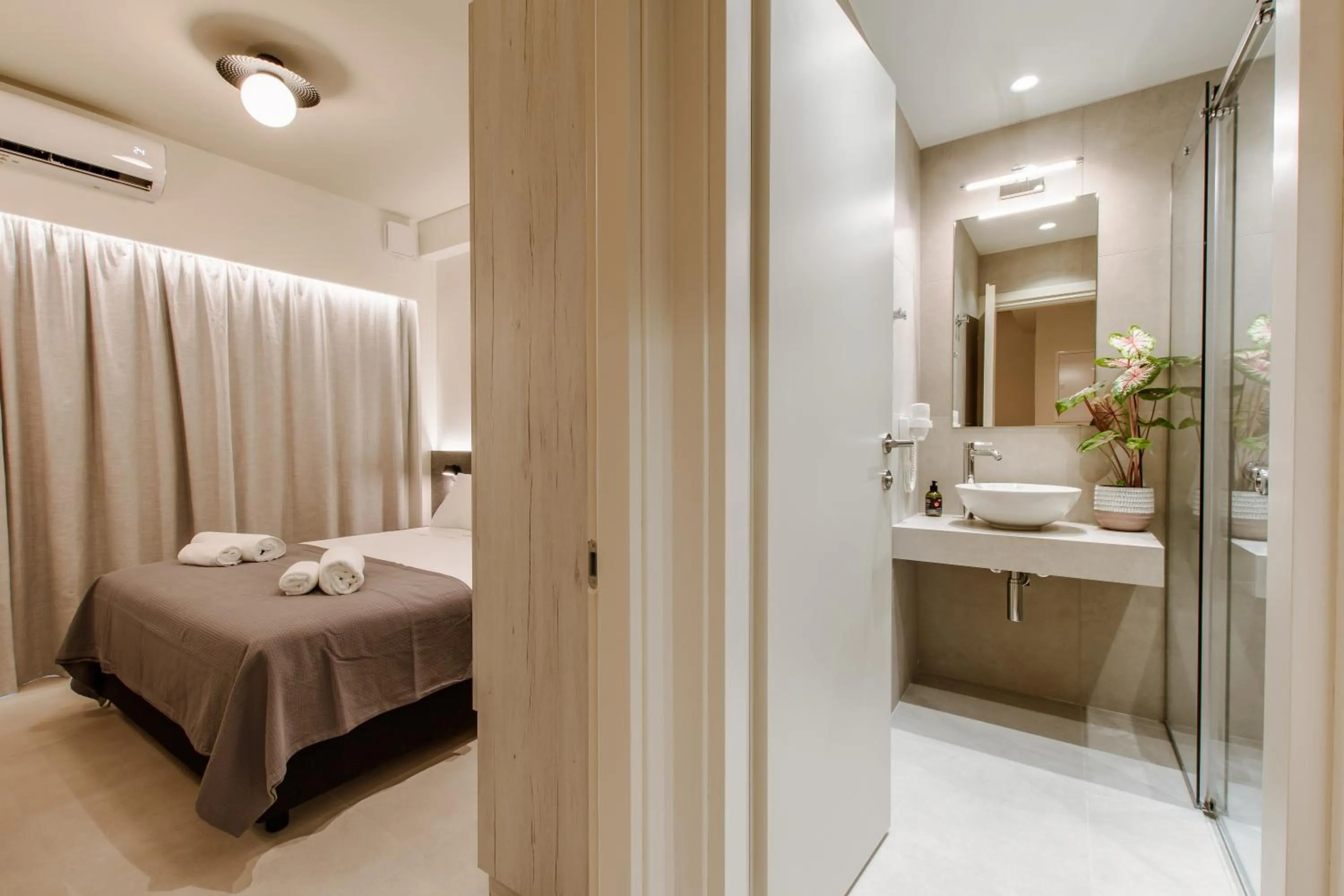 Bathroom, Bed in ANTEL Suites & Apartments
