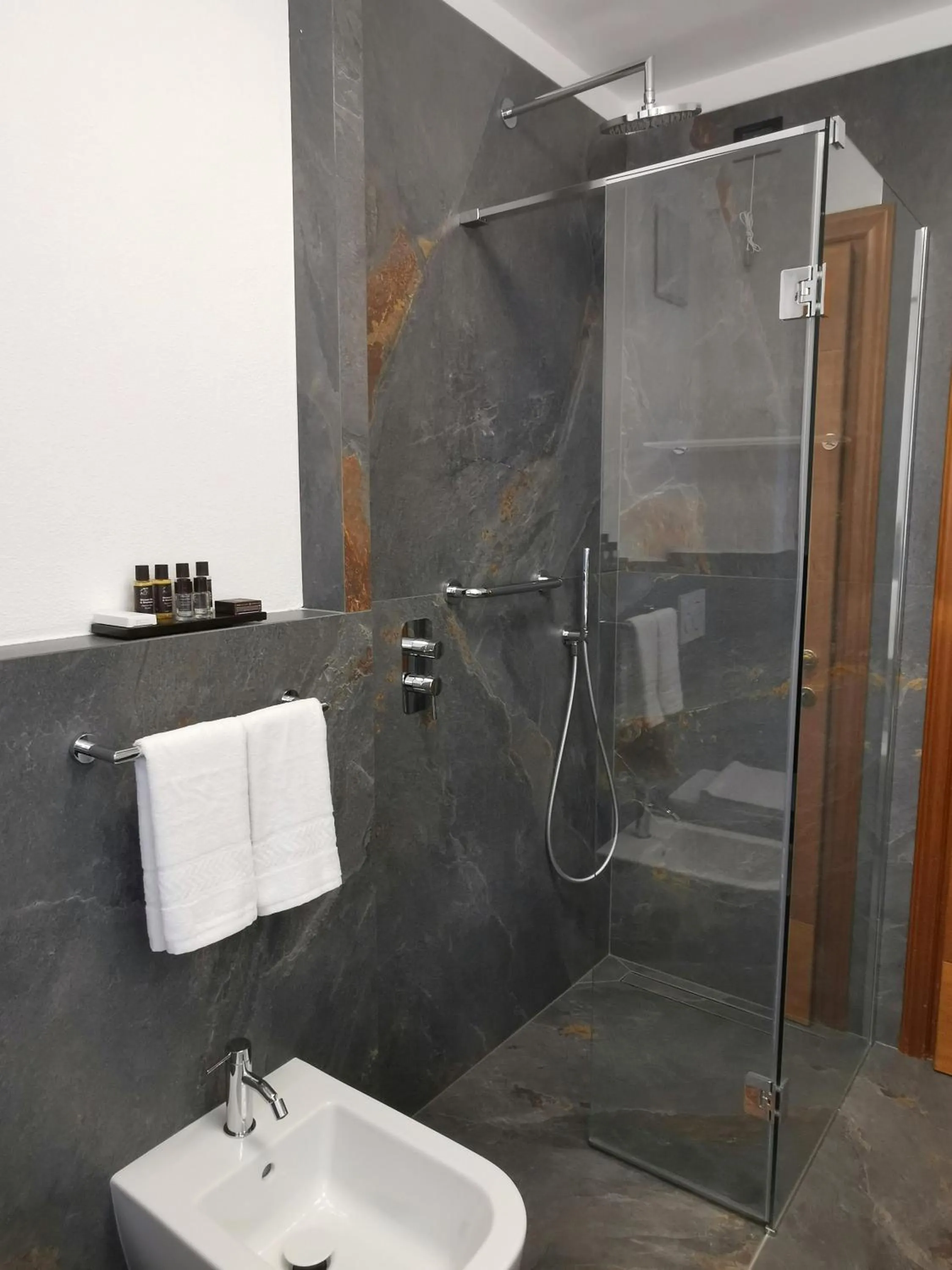 Shower in Residence Peniè