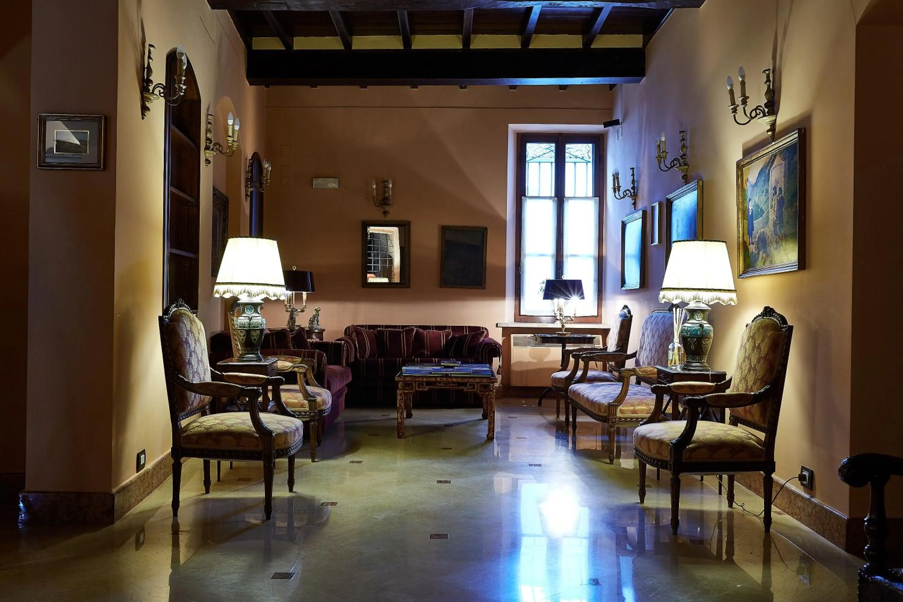 Communal lounge/ TV room in Albergo Trattoria Il Leone