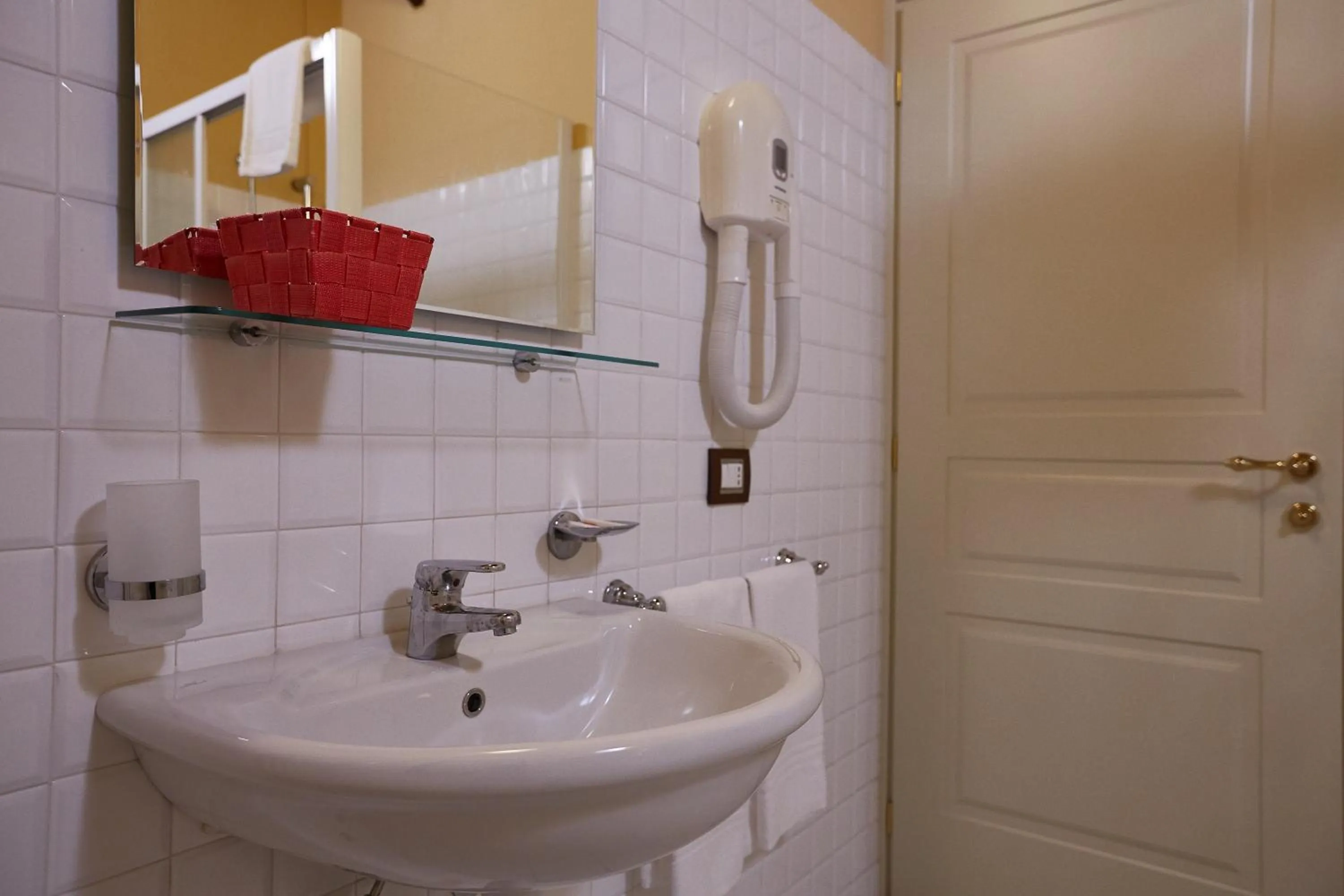 Twin Room in Albergo Trattoria Il Leone