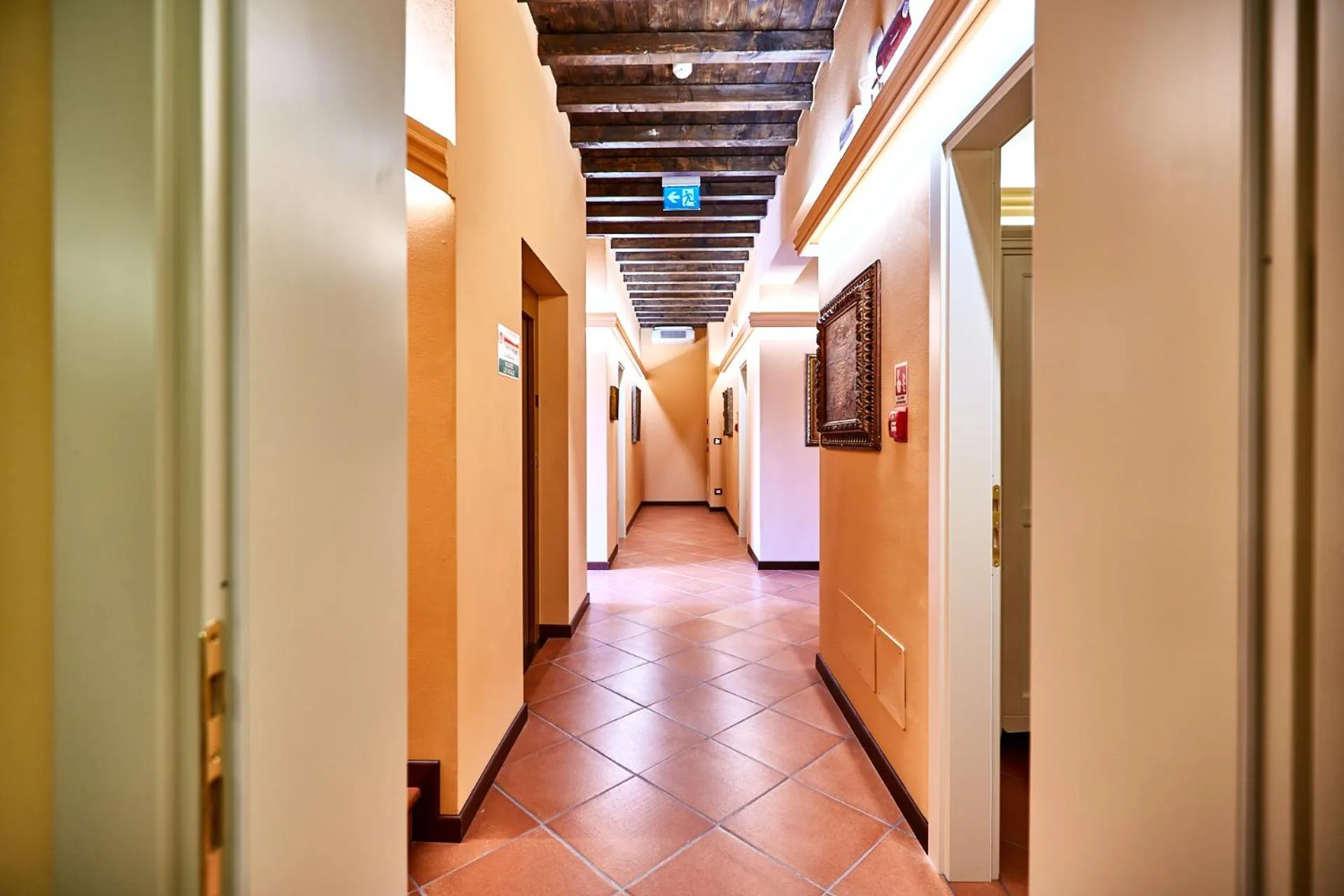 Communal lounge/ TV room in Albergo Trattoria Il Leone