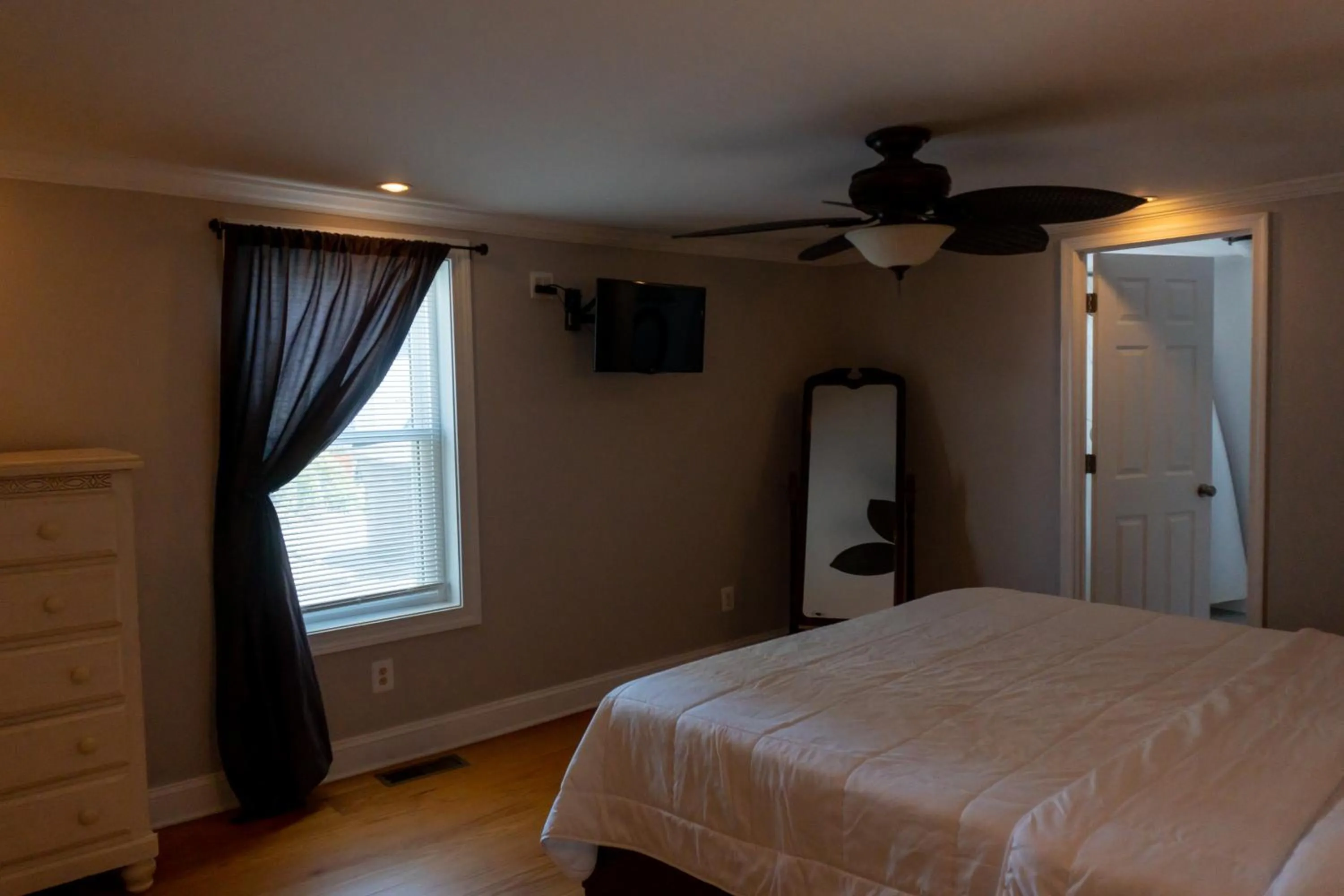 TV and multimedia, Bed in Beach Walk Hotel