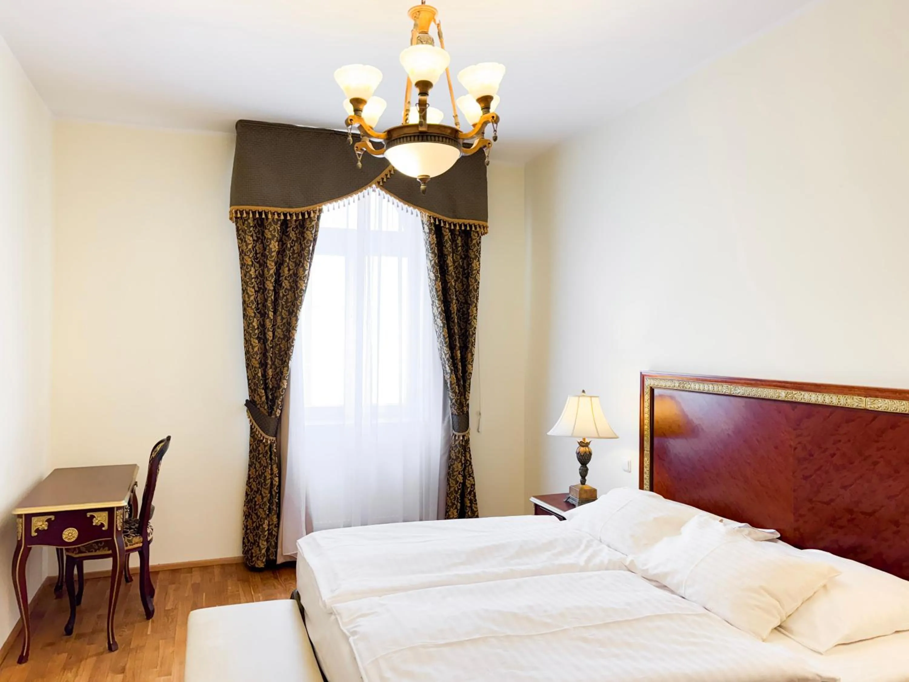 Bedroom, Bed in Residence Romanza