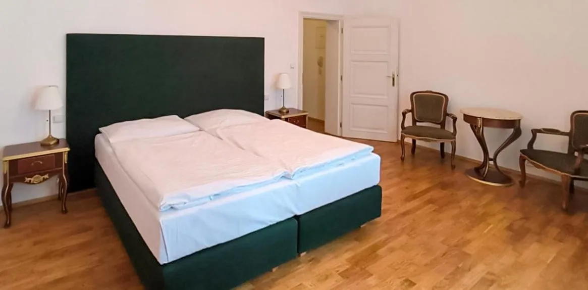 Bedroom, Bed in Residence Romanza