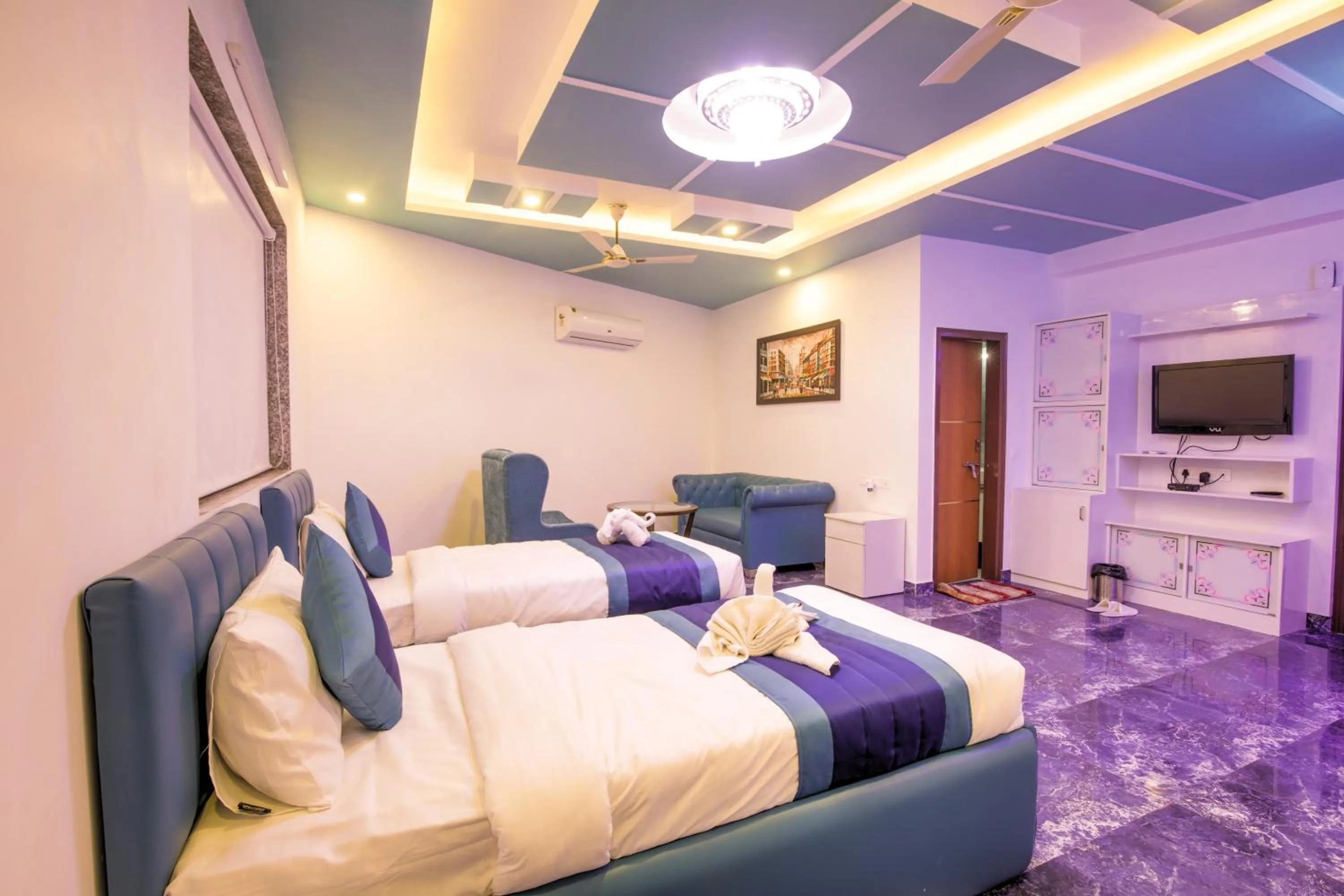 Photo of the whole room, Bed in Twin Towers