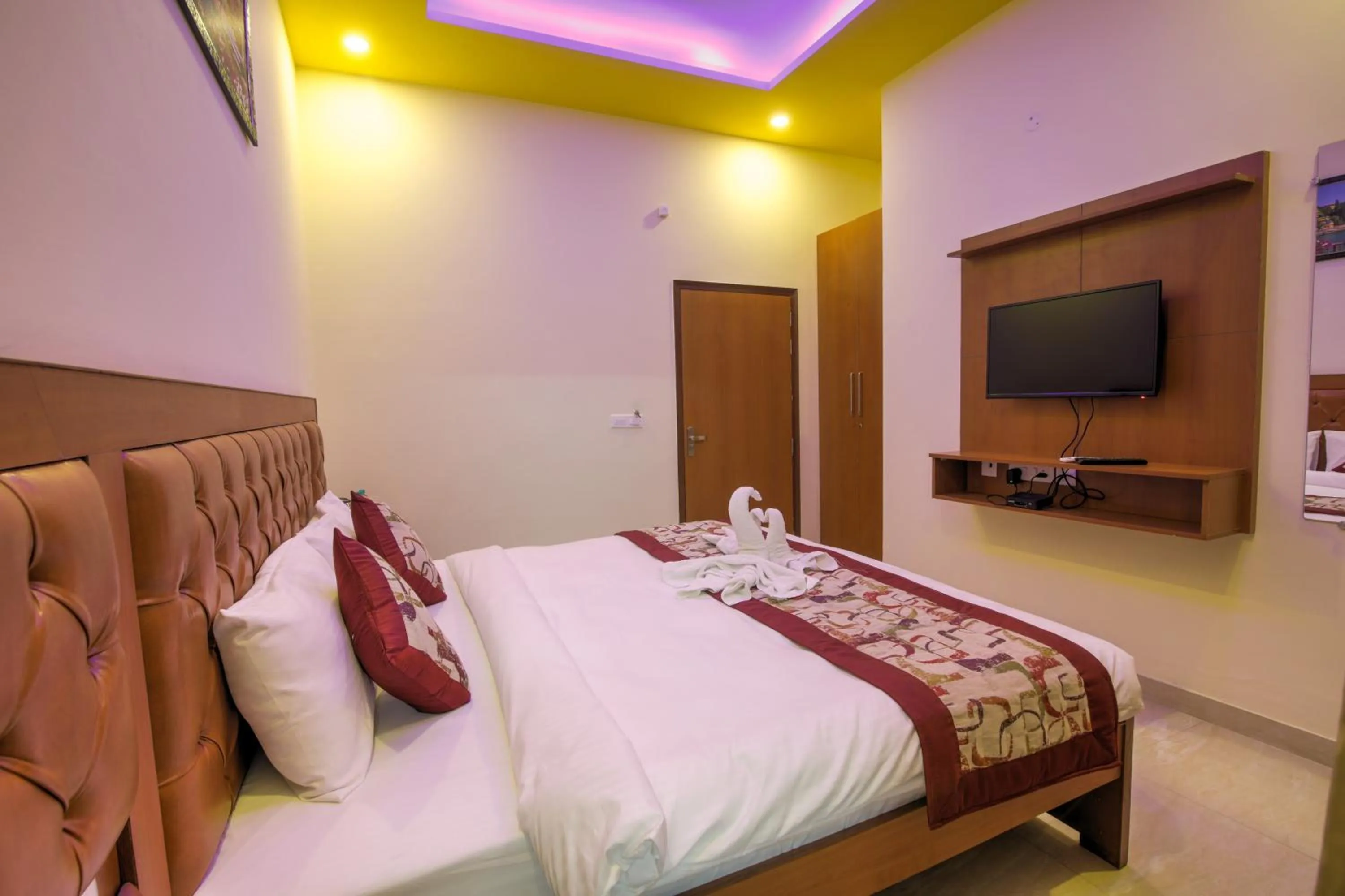 Photo of the whole room, Bed in Twin Towers