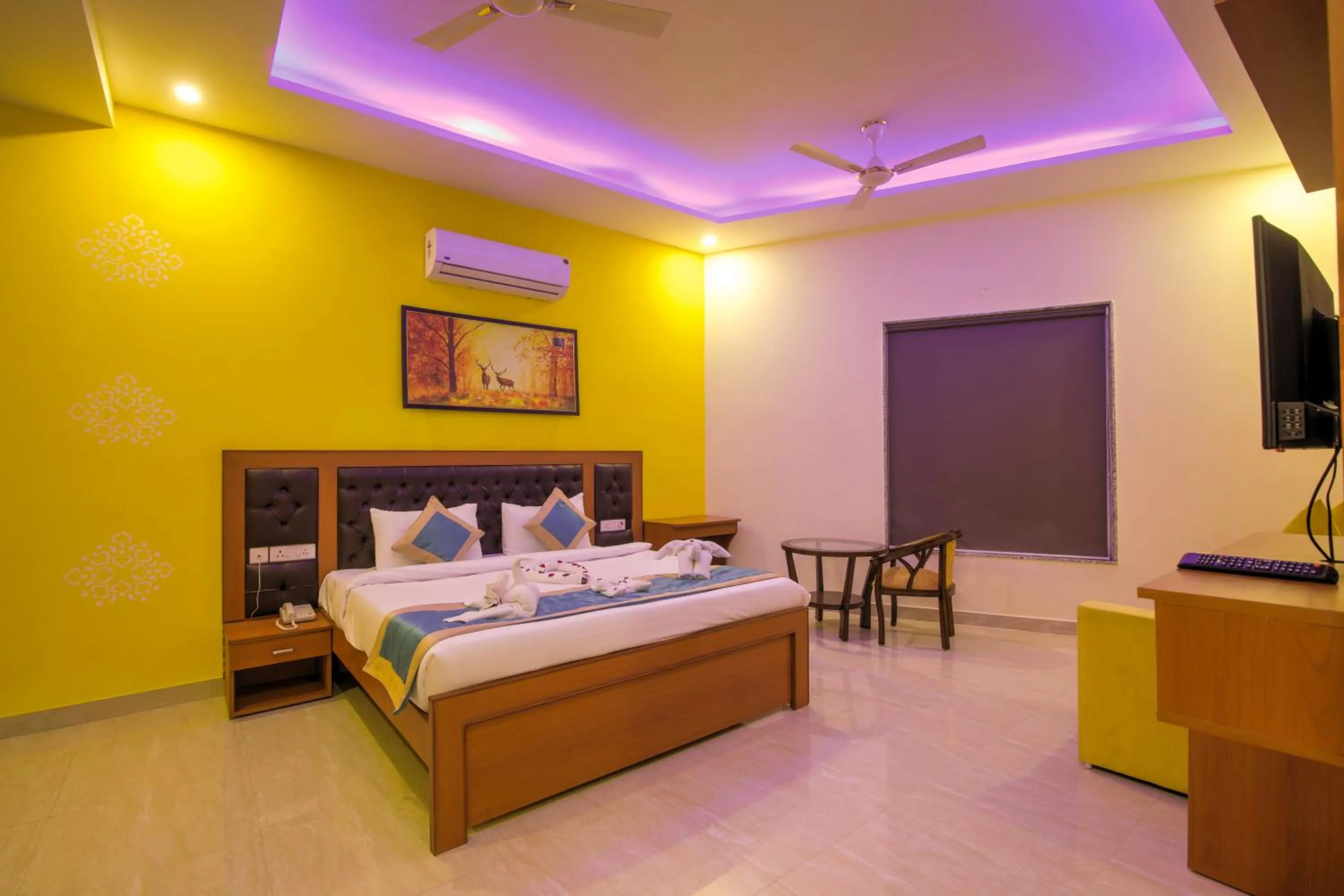 Photo of the whole room, Bed in Twin Towers