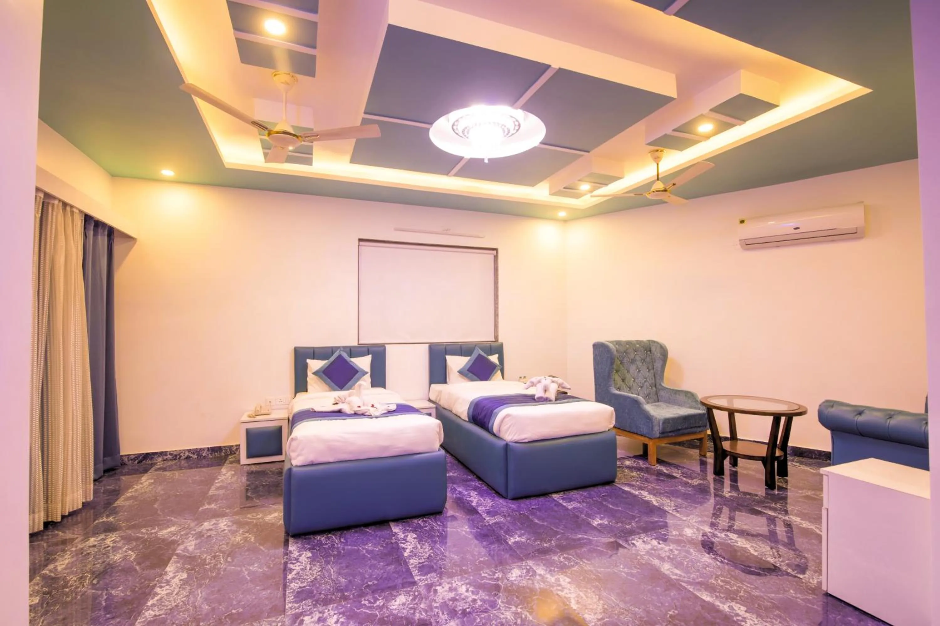 Photo of the whole room, Bed in Twin Towers