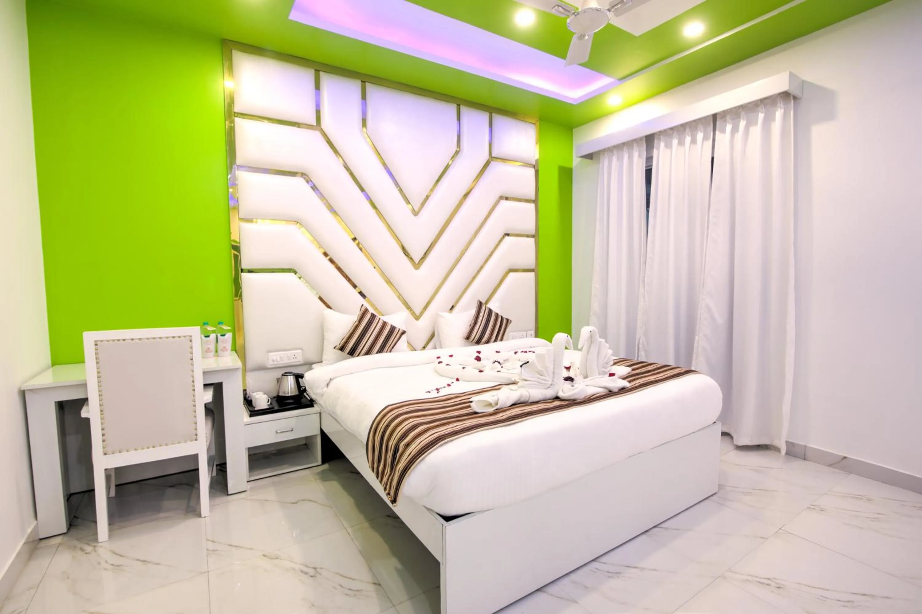 Photo of the whole room, Bed in Twin Towers