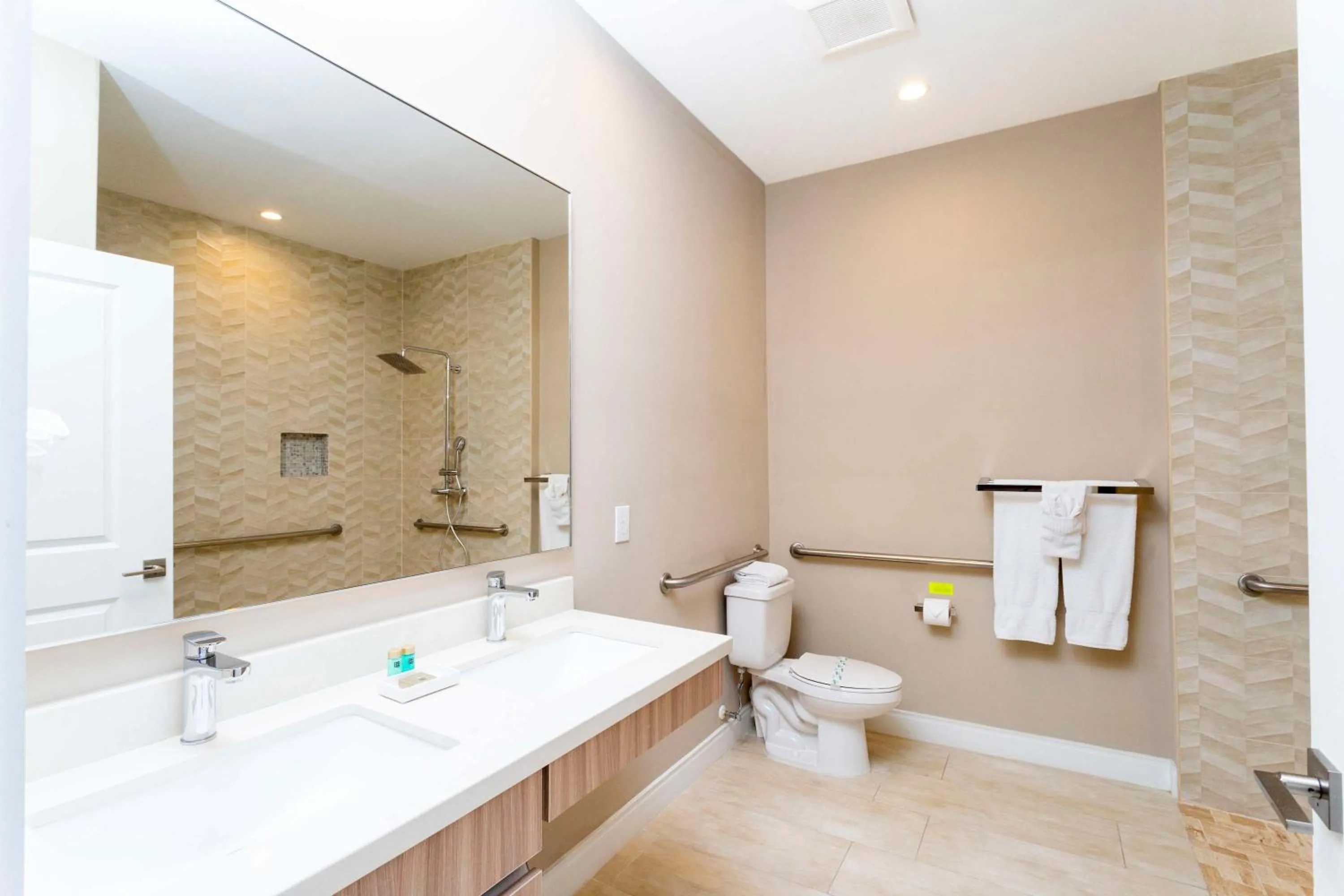 Gorgeous 4Bd Close to Disney @ Magic Village 7581