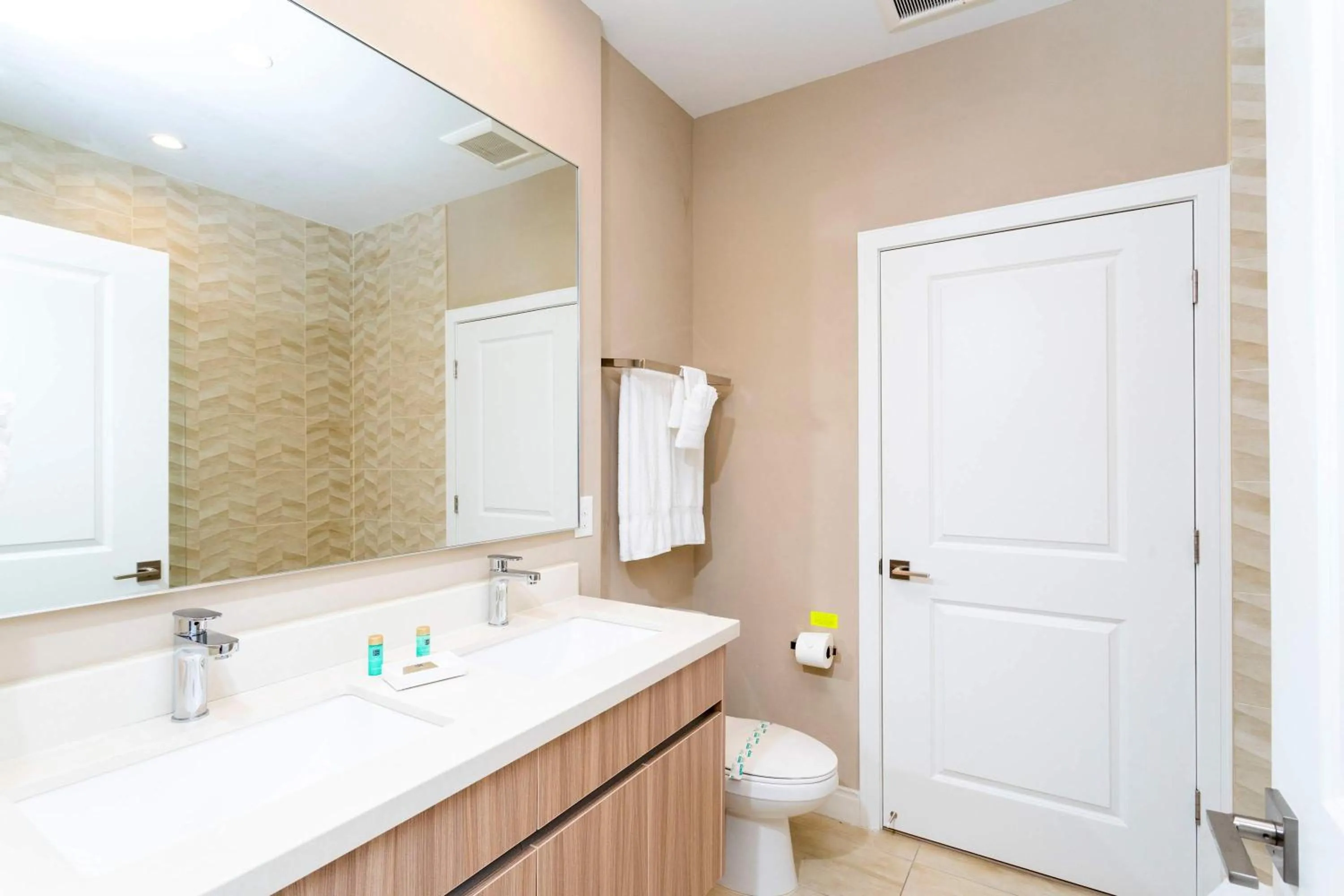 Gorgeous 4Bd Close to Disney @ Magic Village 7581