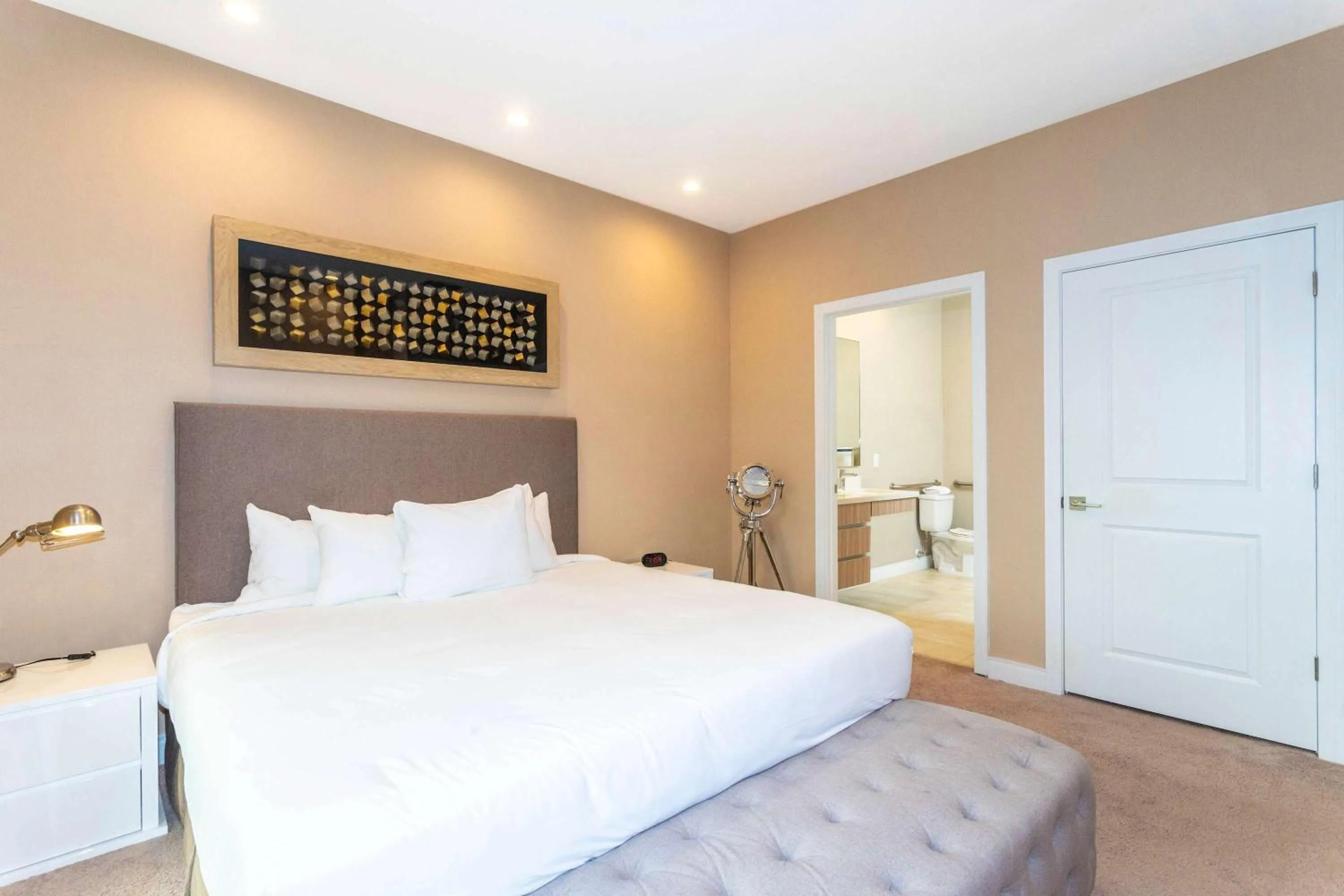 Bed in Gorgeous 4Bd Close to Disney @ Magic Village 7581