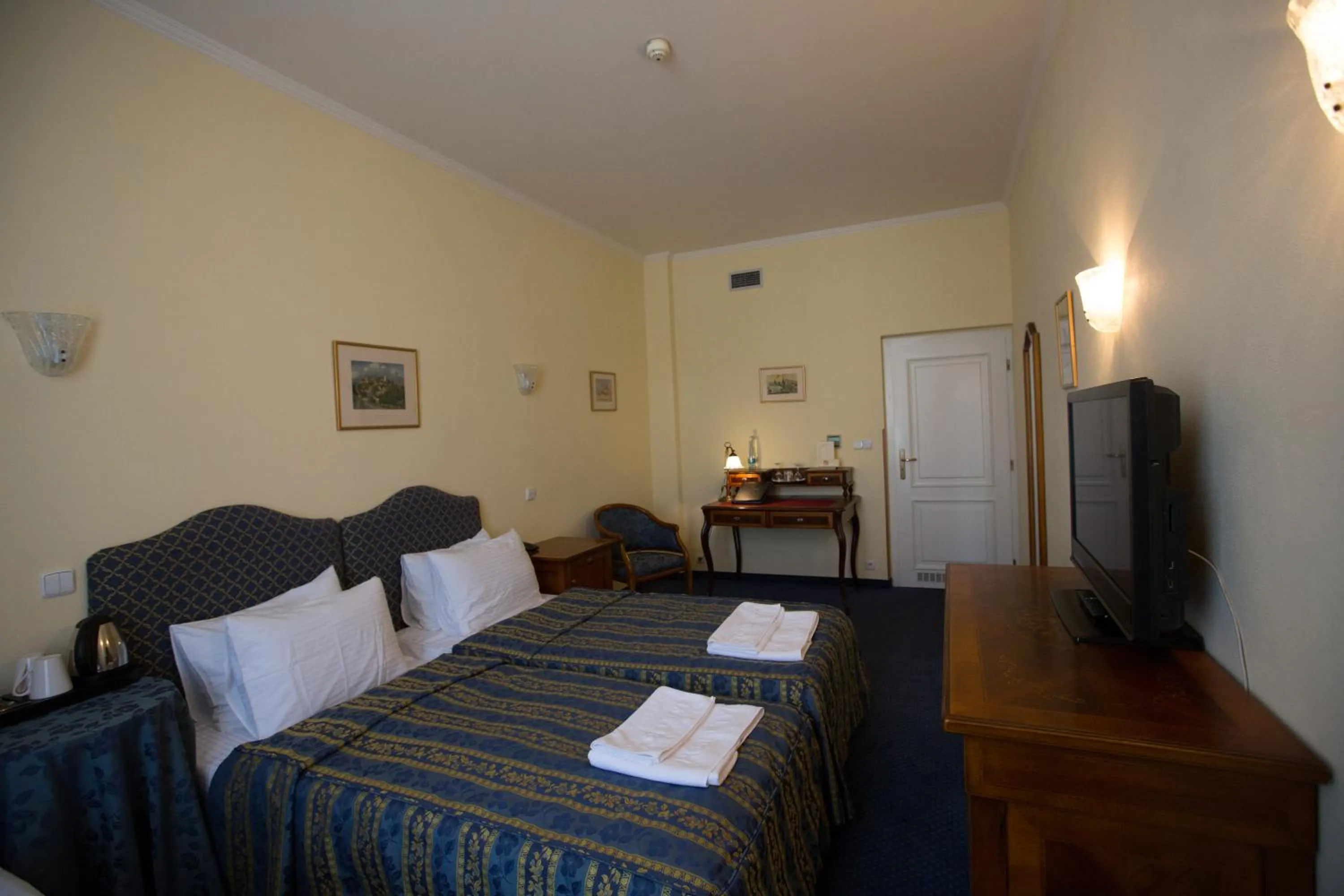 Coffee/tea facilities, Bed in Hotel Tyl