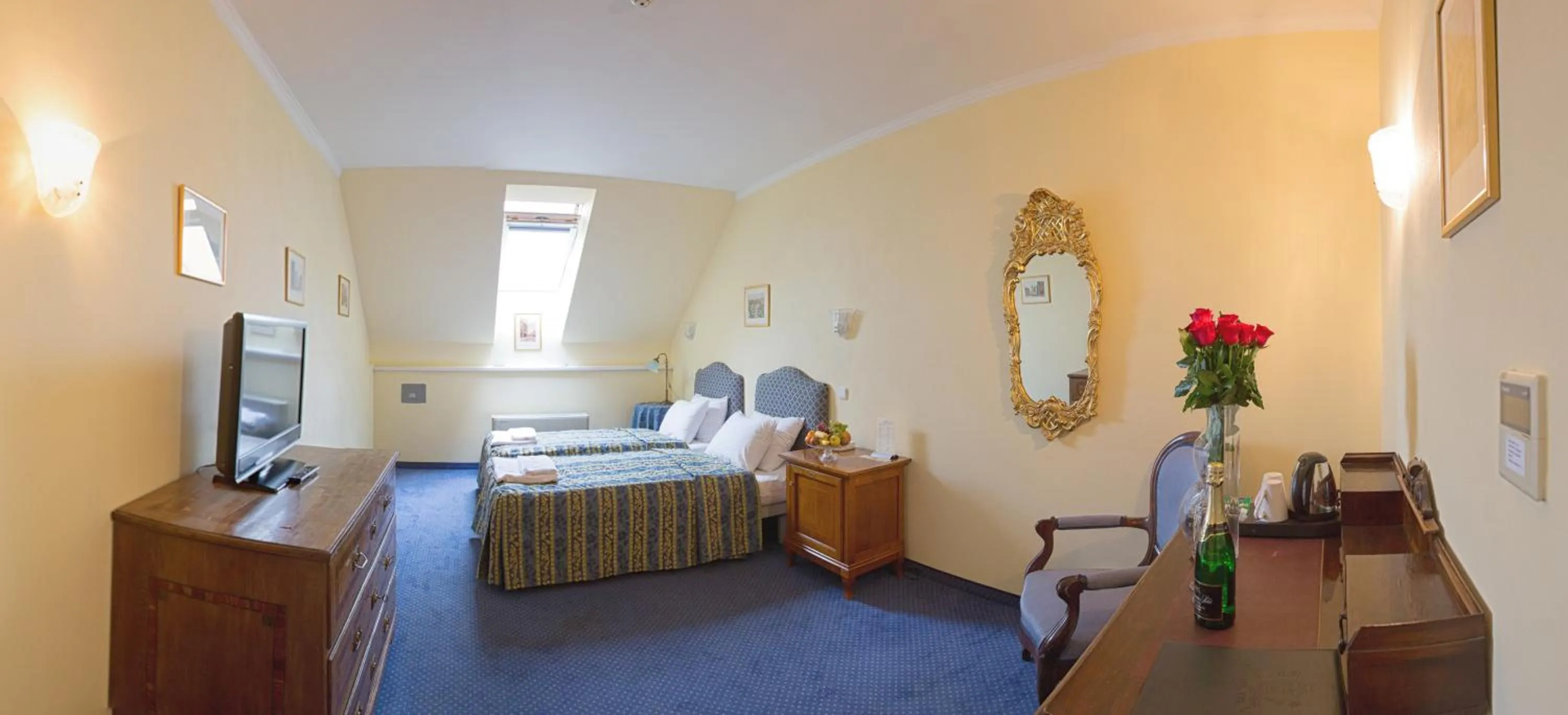 Coffee/tea facilities, Bed in Hotel Tyl