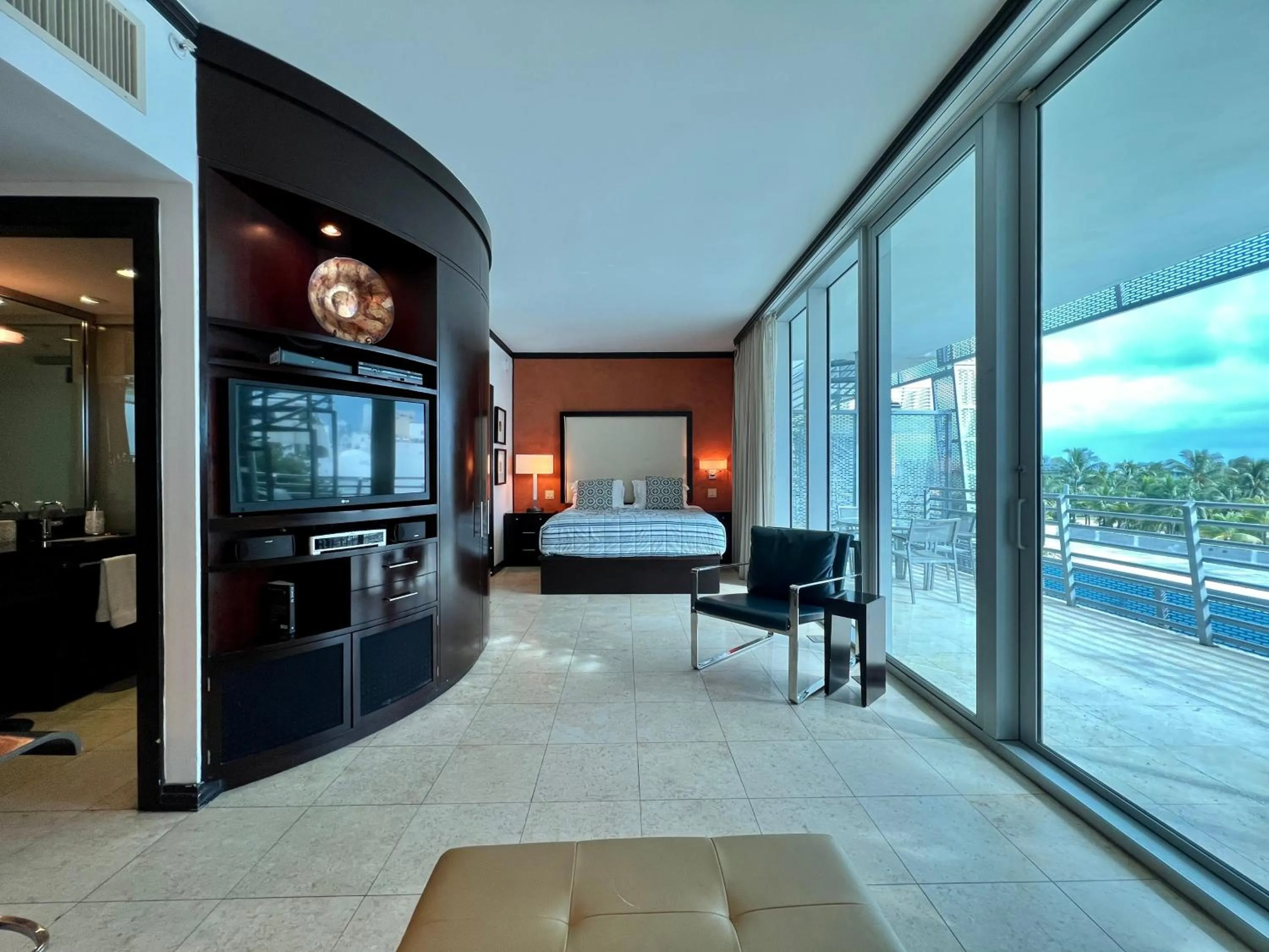 TV and multimedia, Bed in Boutique Suites 3 min walk to beach