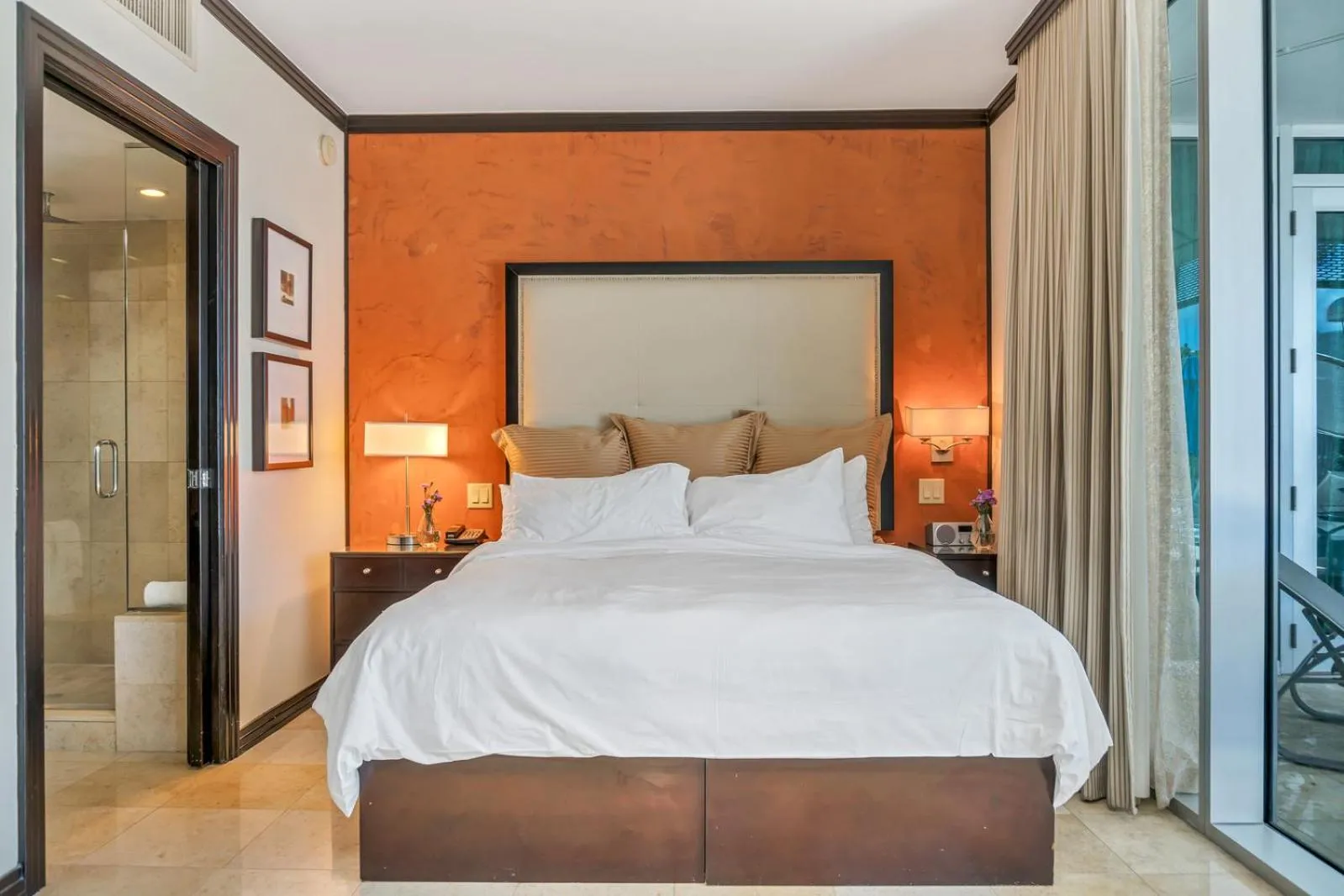 Bed in Boutique Suites 3 min walk to beach