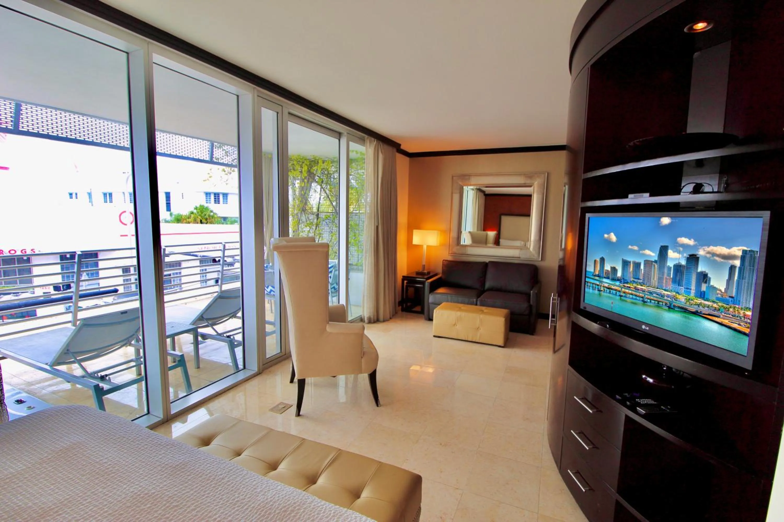TV and multimedia in Boutique Suites 3 min walk to beach