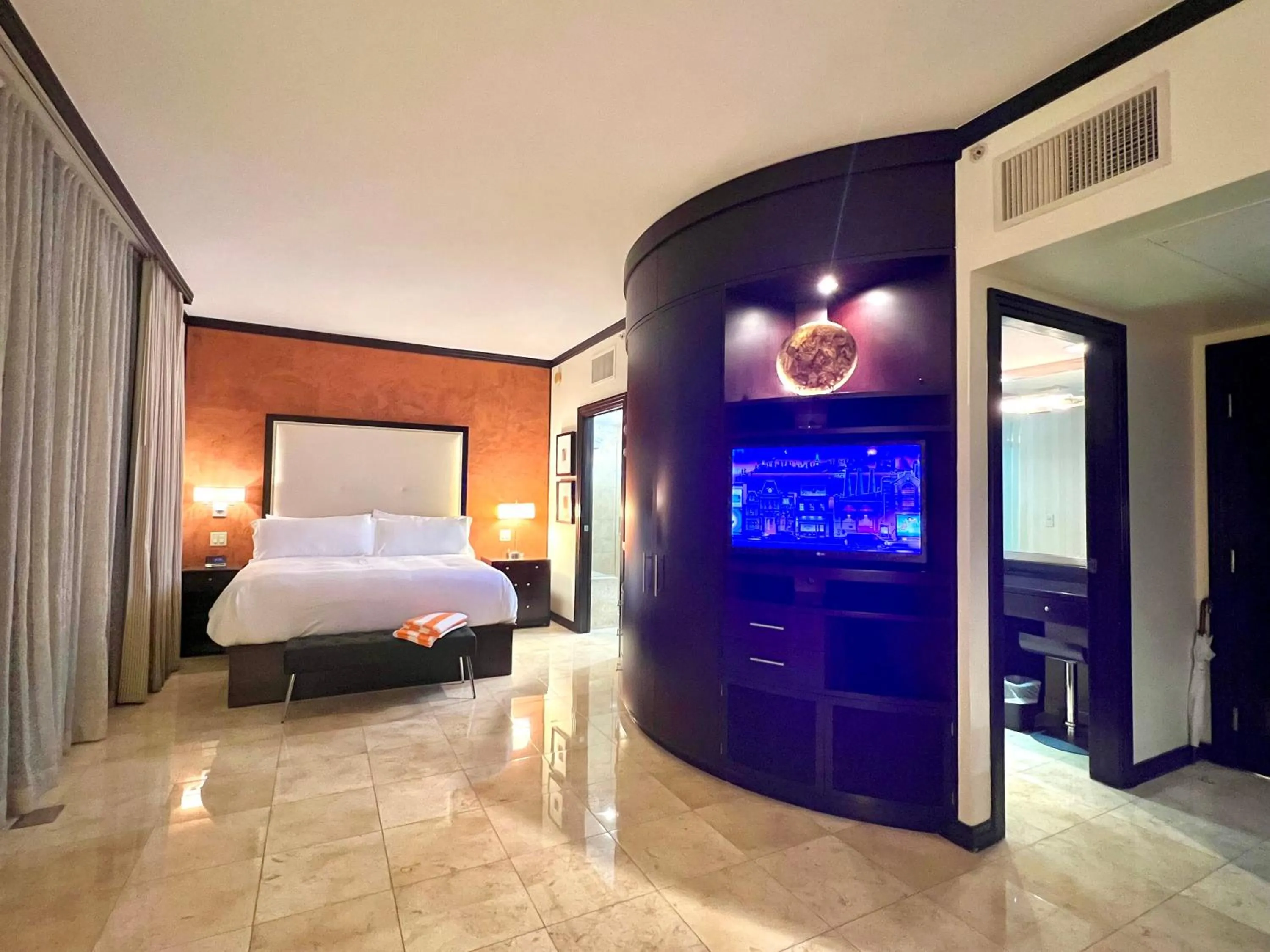 Bed in Boutique Suites 3 min walk to beach