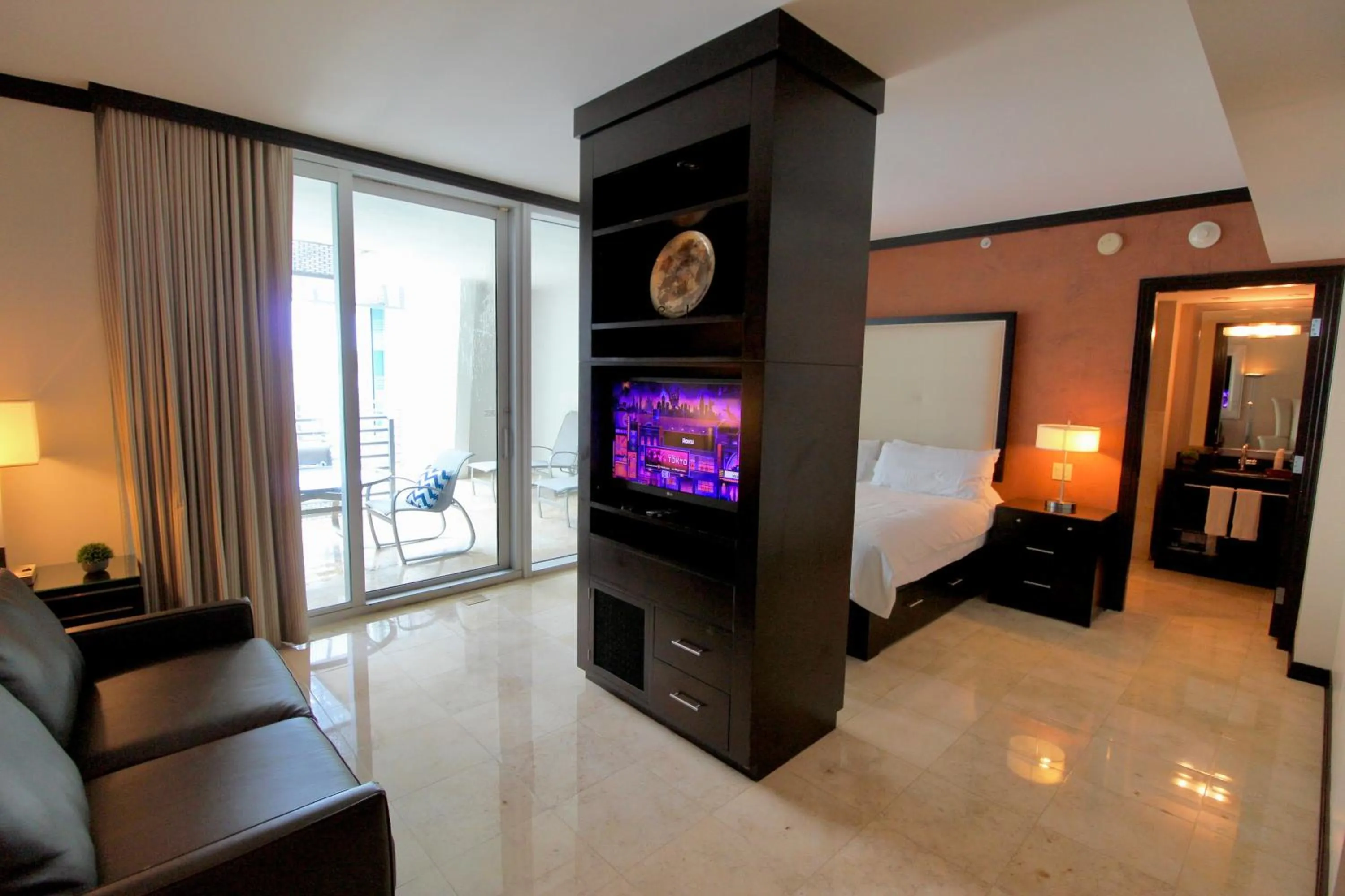 TV and multimedia, Bed in Boutique Suites 3 min walk to beach