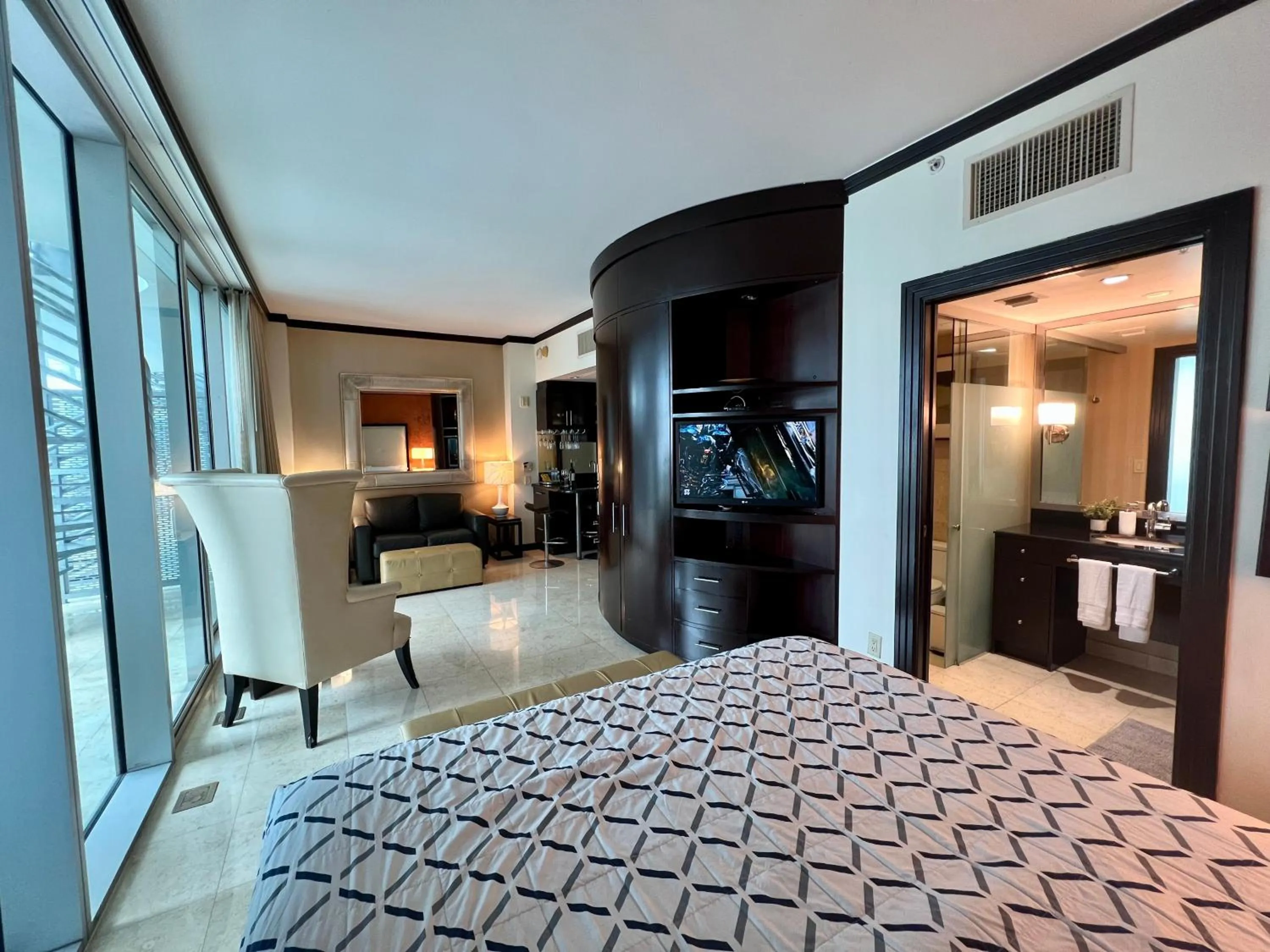 TV and multimedia, Bed in Boutique Suites 3 min walk to beach