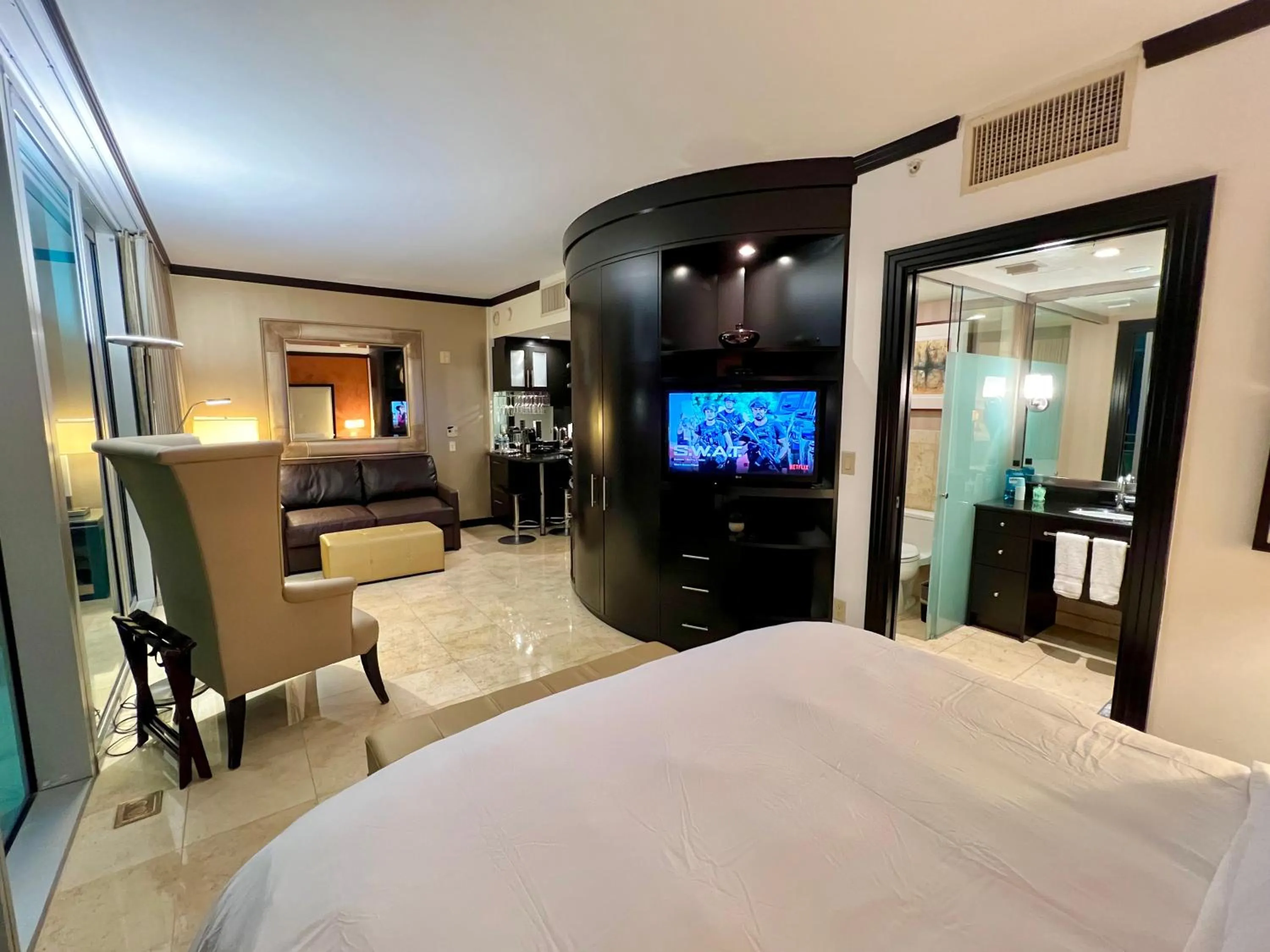 Bed in Boutique Suites 3 min walk to beach