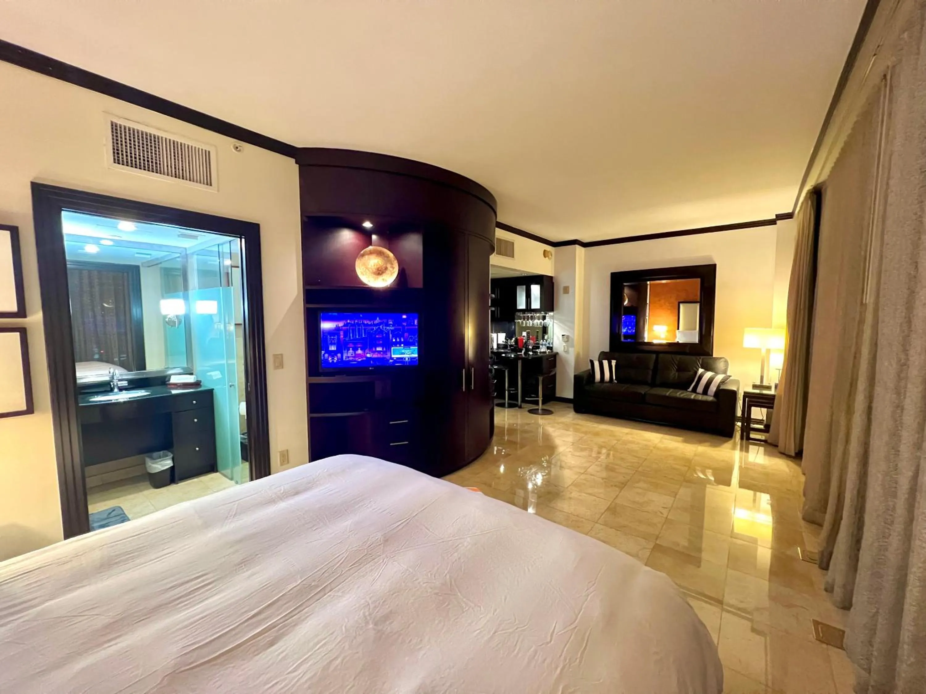 Bed in Boutique Suites 3 min walk to beach