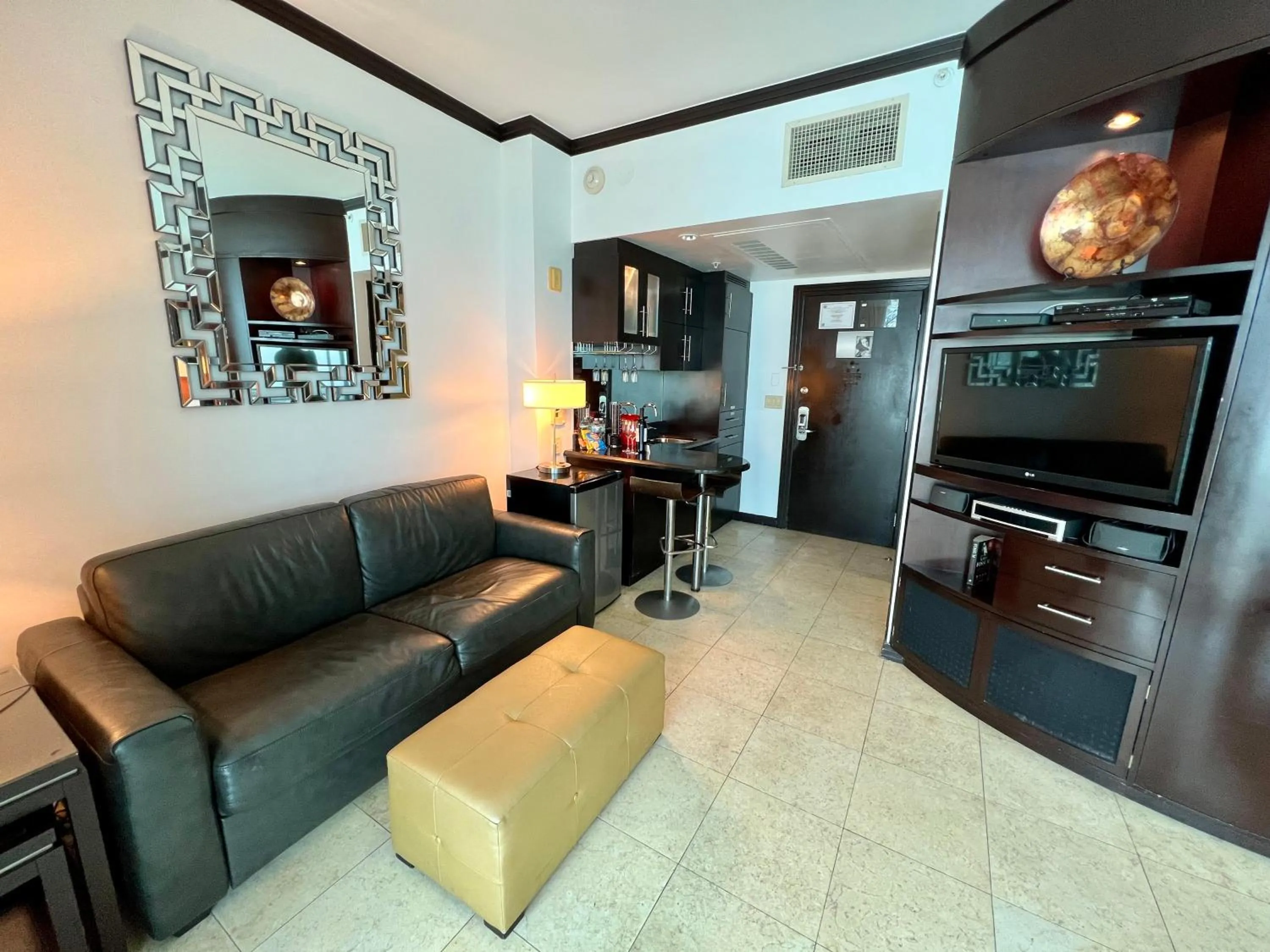 TV and multimedia in Boutique Suites 3 min walk to beach