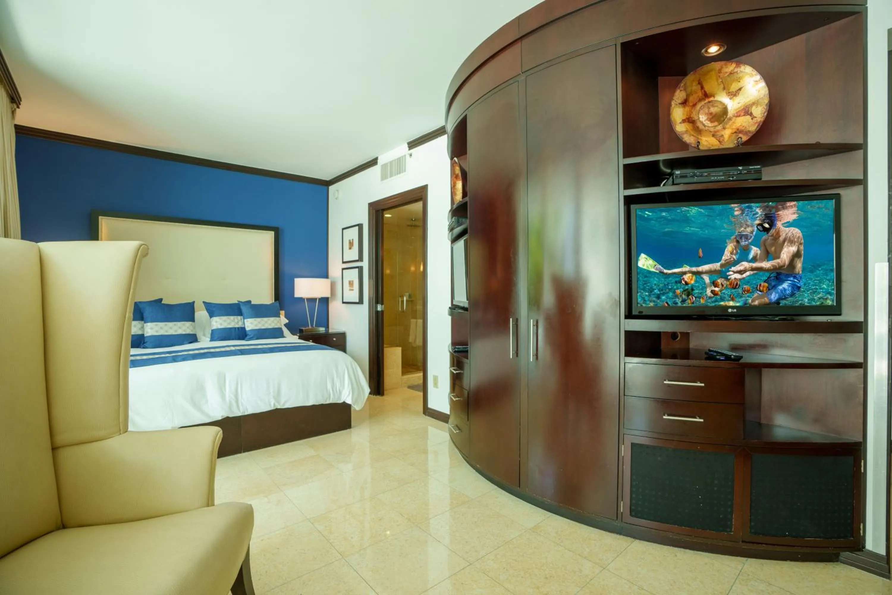 Photo of the whole room, Bed in Boutique Suites 3 min walk to beach