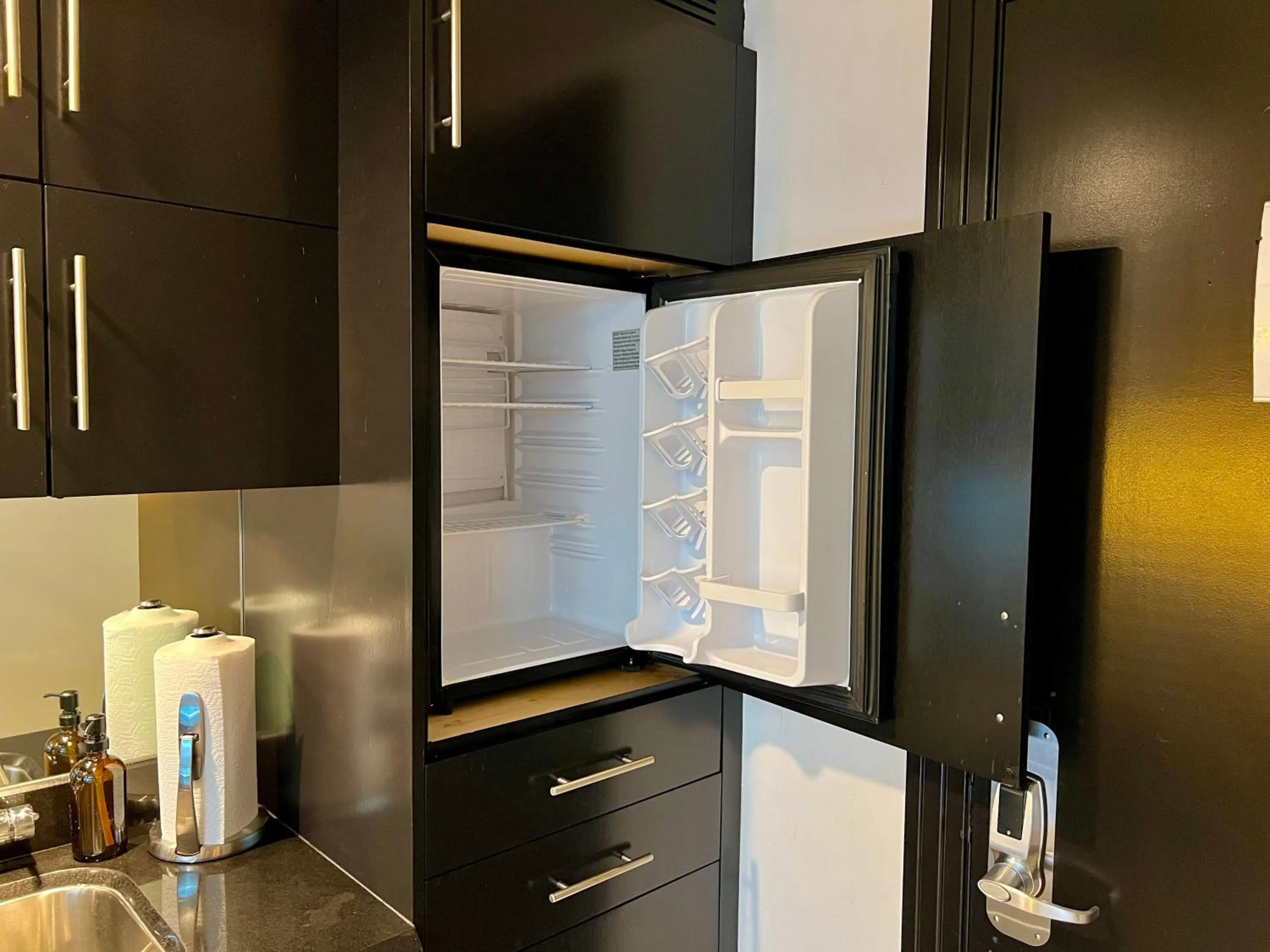 Kitchen or kitchenette in Boutique Suites 3 min walk to beach