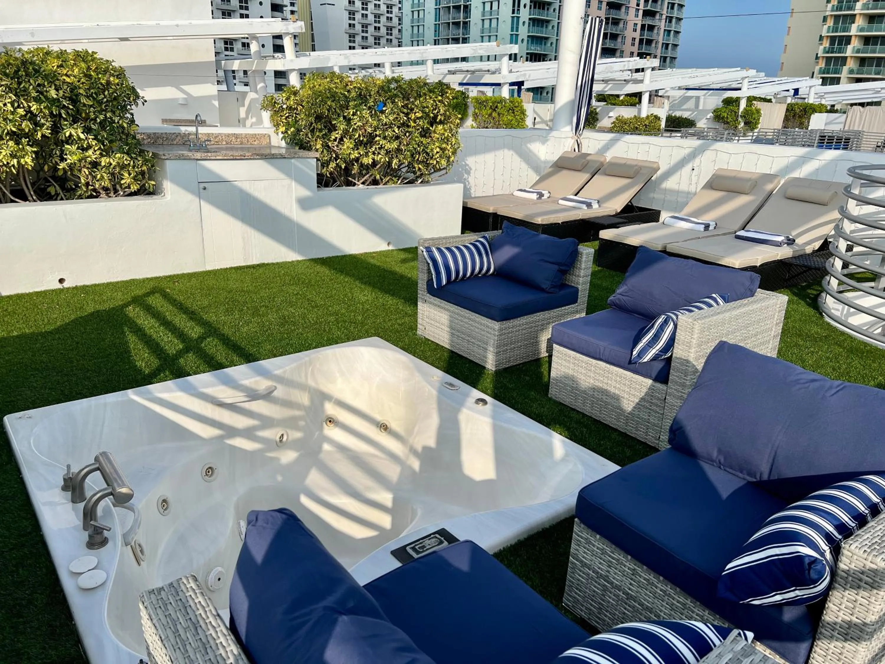 Hot Tub in Boutique Suites 3 min walk to beach