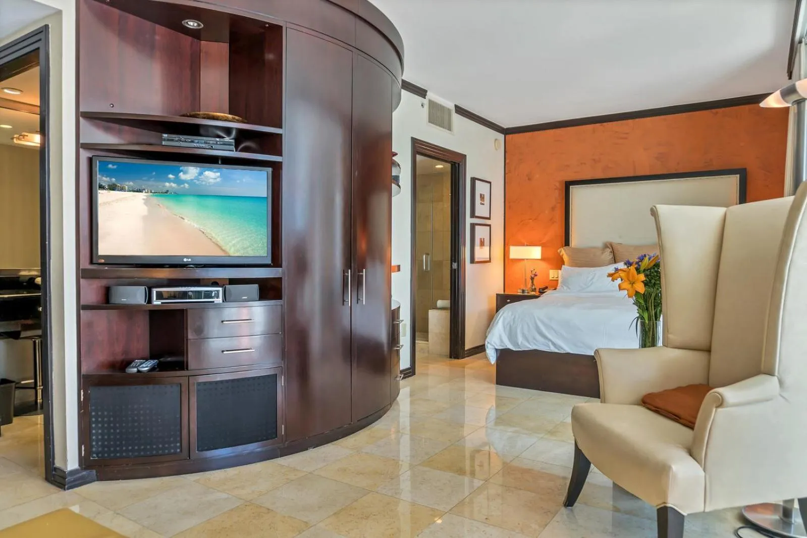 TV and multimedia in Boutique Suites 3 min walk to beach