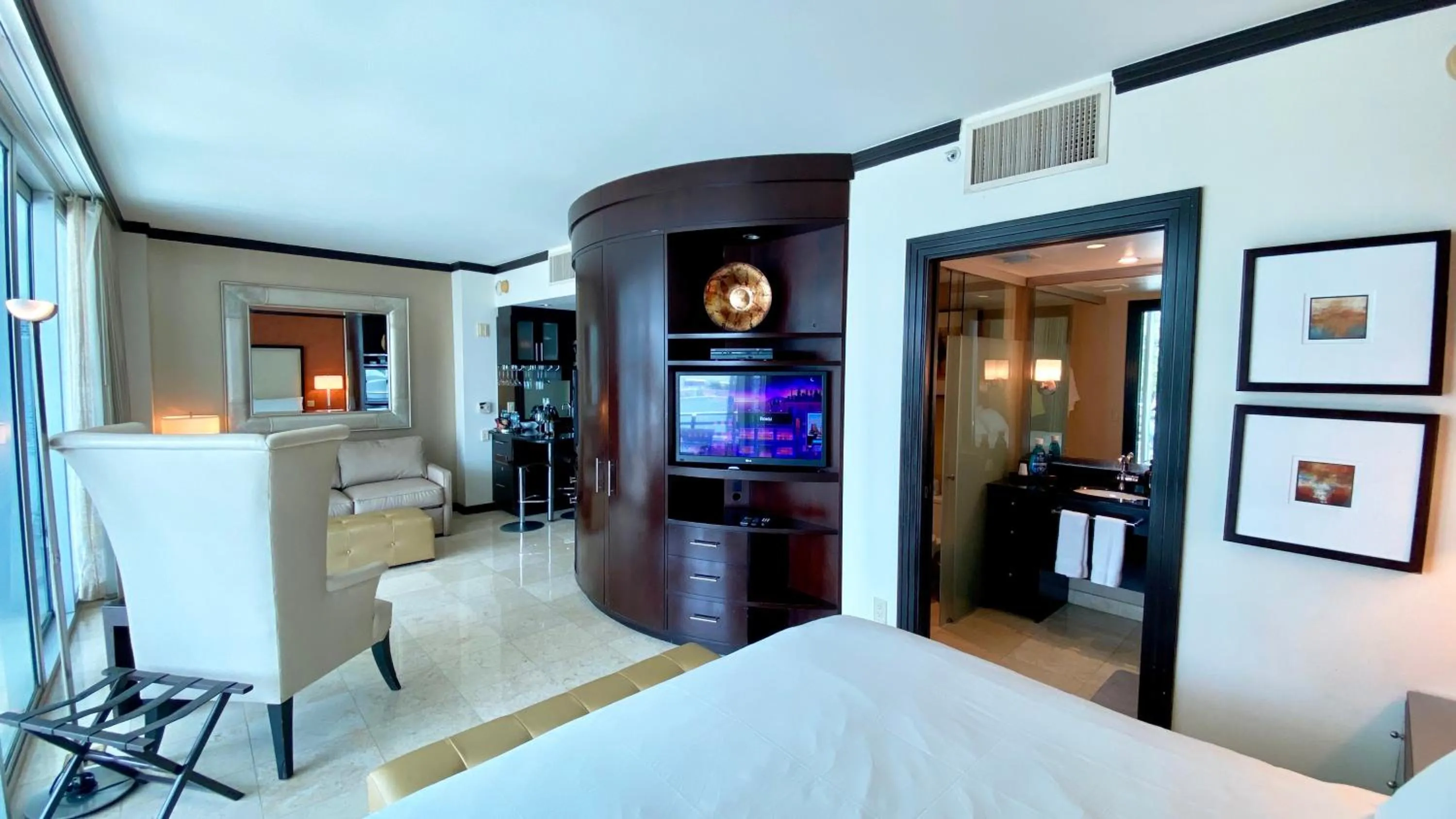 TV and multimedia, Bed in Boutique Suites 3 min walk to beach