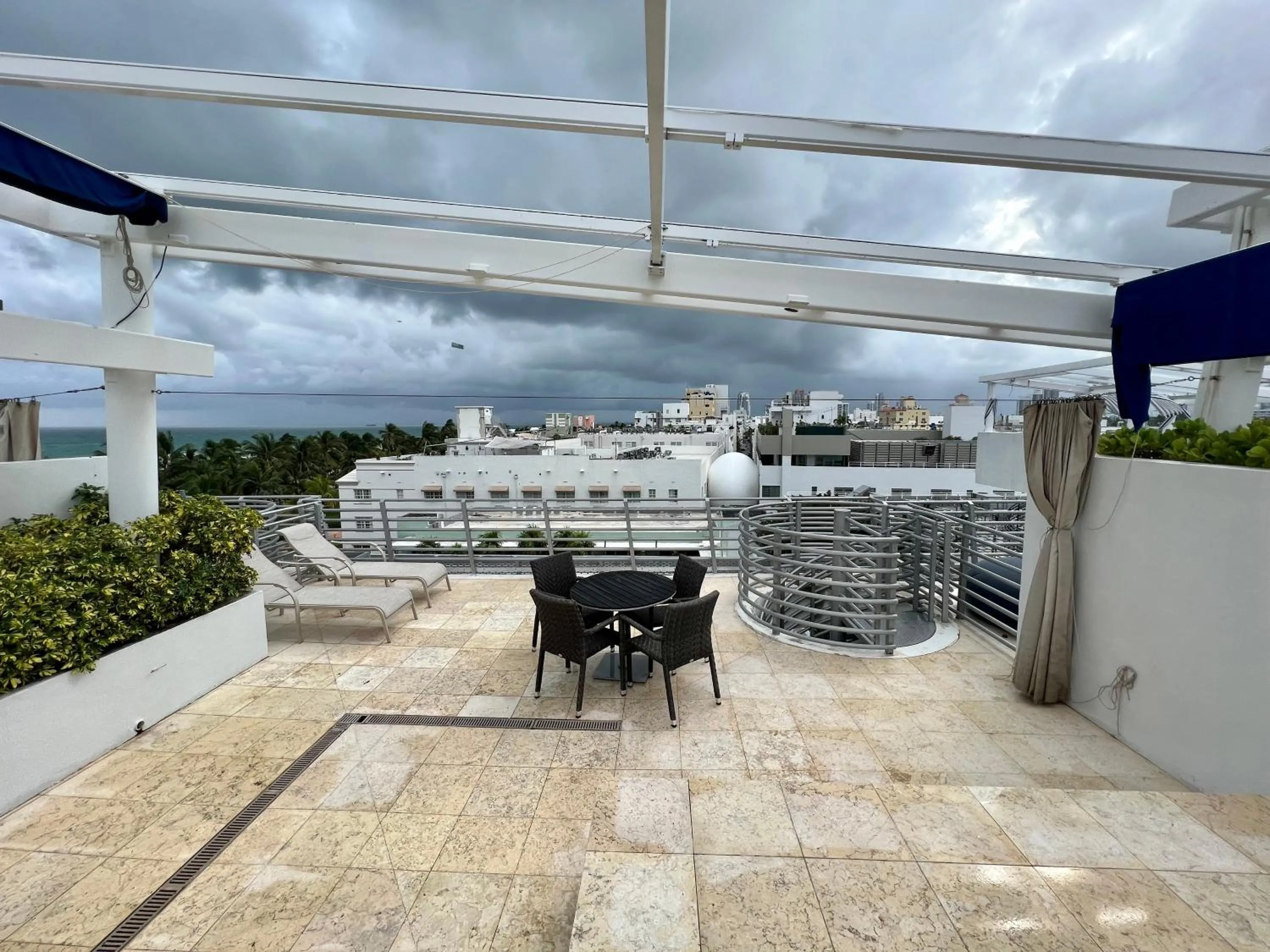 Hot Tub in Boutique Suites 3 min walk to beach