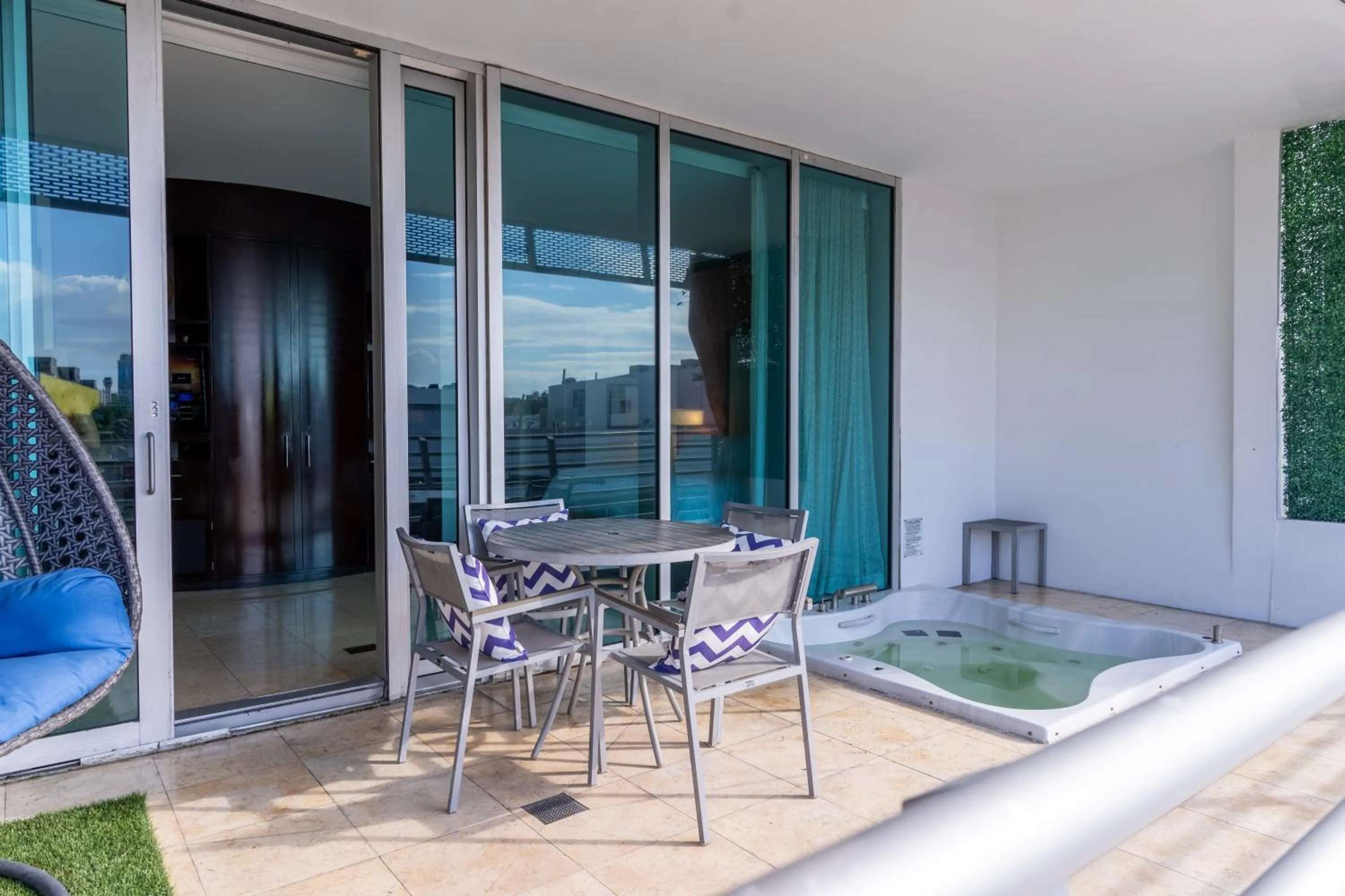 Hot Tub in Boutique Suites 3 min walk to beach