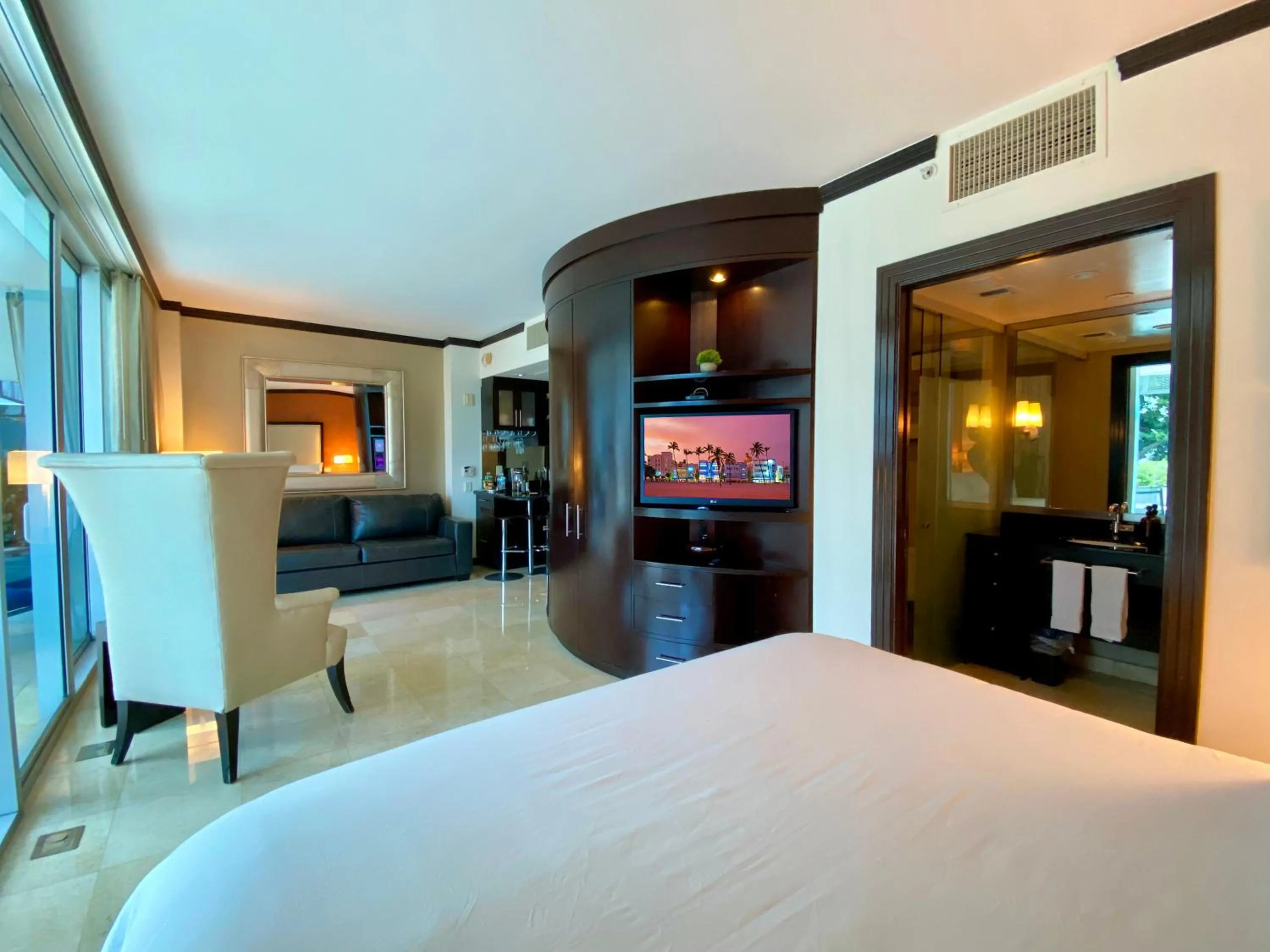 TV and multimedia, Bed in Boutique Suites 3 min walk to beach